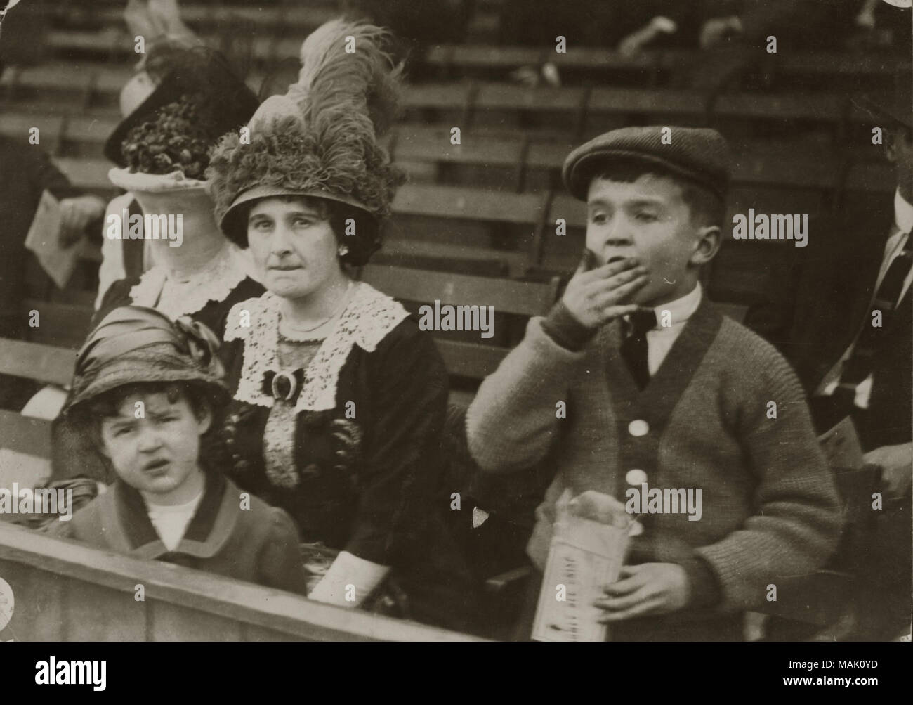 Titel: St. Louis Cardinals Baseball Team Inhaber, Helene Britton in der steht mit ihren Kindern, Marie und Frank DeHaas Britton. . 1912. William H. Trefts jr. Stockfoto