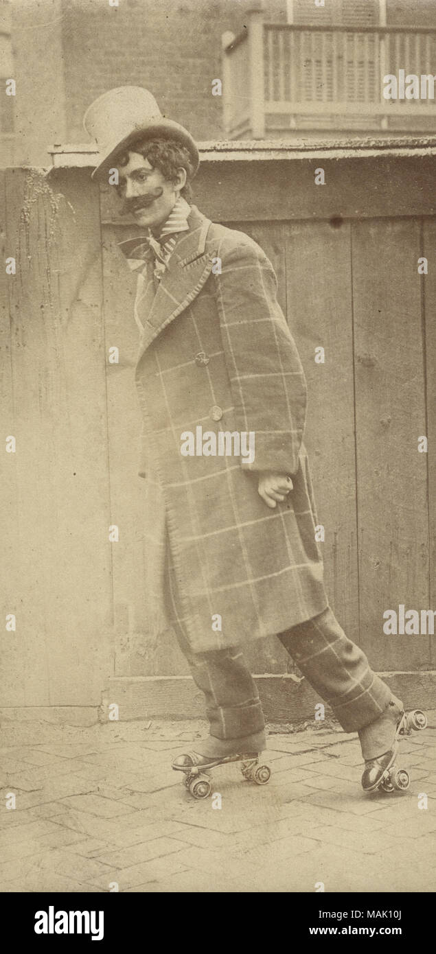 Titel: der Mann, der in den theatralischen Kostüm Skaten auf einem Bürgersteig. . Um 1910. William H. Trefts Stockfoto