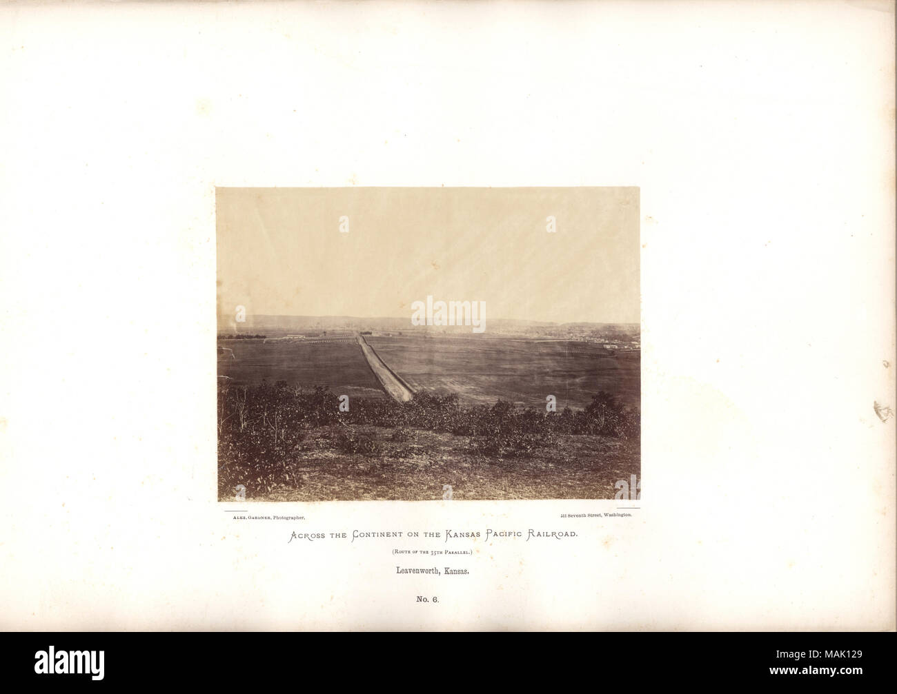 Horizontale schwarze und weiße Fotographie der Stadt. Die Horizontlinie geht in der Mitte des Fotos. Es gibt eine breite Straße, die in die Stadt führt. Vor der Stadt ist eine große Lichtung, wahrscheinlich Felder in die richtige Jahreszeiten. Titel: Leavenworth, Kansas." quer durch den Kontinent mit der Kansas Pacific Railroad. (Route des 35. Parallel)." John D. Perry Sammlung, Platte #6. . 1867. Alexander Gardner Stockfoto