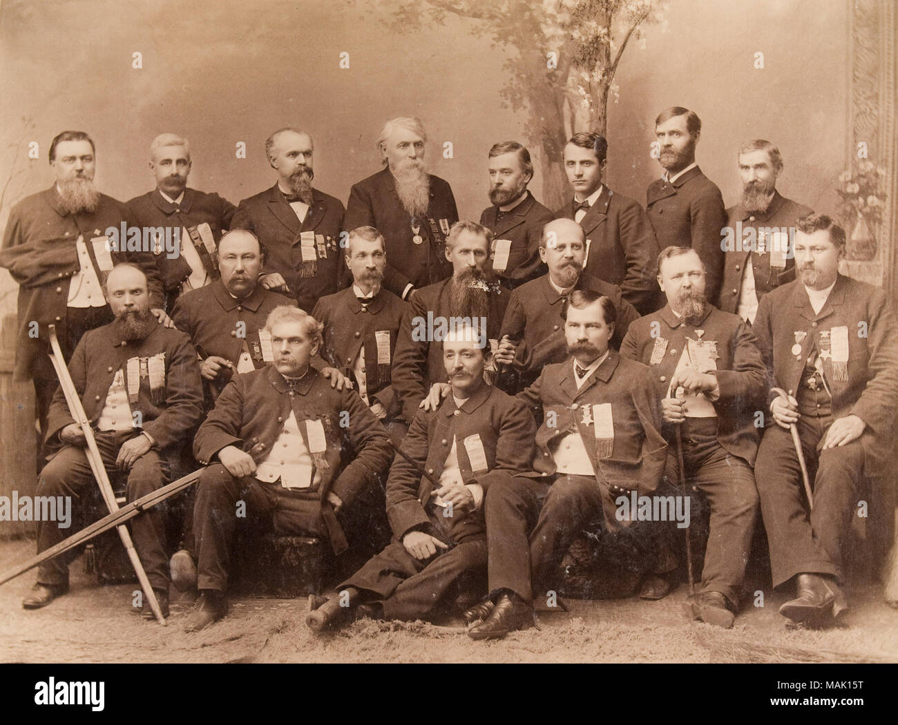 Studio Portrait von18 deaktiviert Union Veteranen tragen Medaillen und Bänder. Obere Reihe von links nach rechts: George W. Baker, Private Co. G, 19 Wis Vol. Inf.; F.L. Phillips, Private Co.A., 2 Wis. Vol. Inf.; Ernst G. Timme, Staatssekretär, Private Co.C, 1.Wis. Vol.inf, reg. J.M. Zwieback, Brevet Brig. Gen. US-Band, Spalte 25 Wis Vol. Inf.; Henry B. Harshaw, Landesschatzmeister, Lt.E., 2d-Wis Vol. Inf.; Charles E. Estabrook, Attorney General, Private, Co. B., 43 Wis Vol. Inf.; J.B. Thayer, Supp. Allgemeinen Anweisung, Sergt., Co.D, 49 Wis Vol. Inf., David Sommers, Private Co. I., 12 Wis Stockfoto