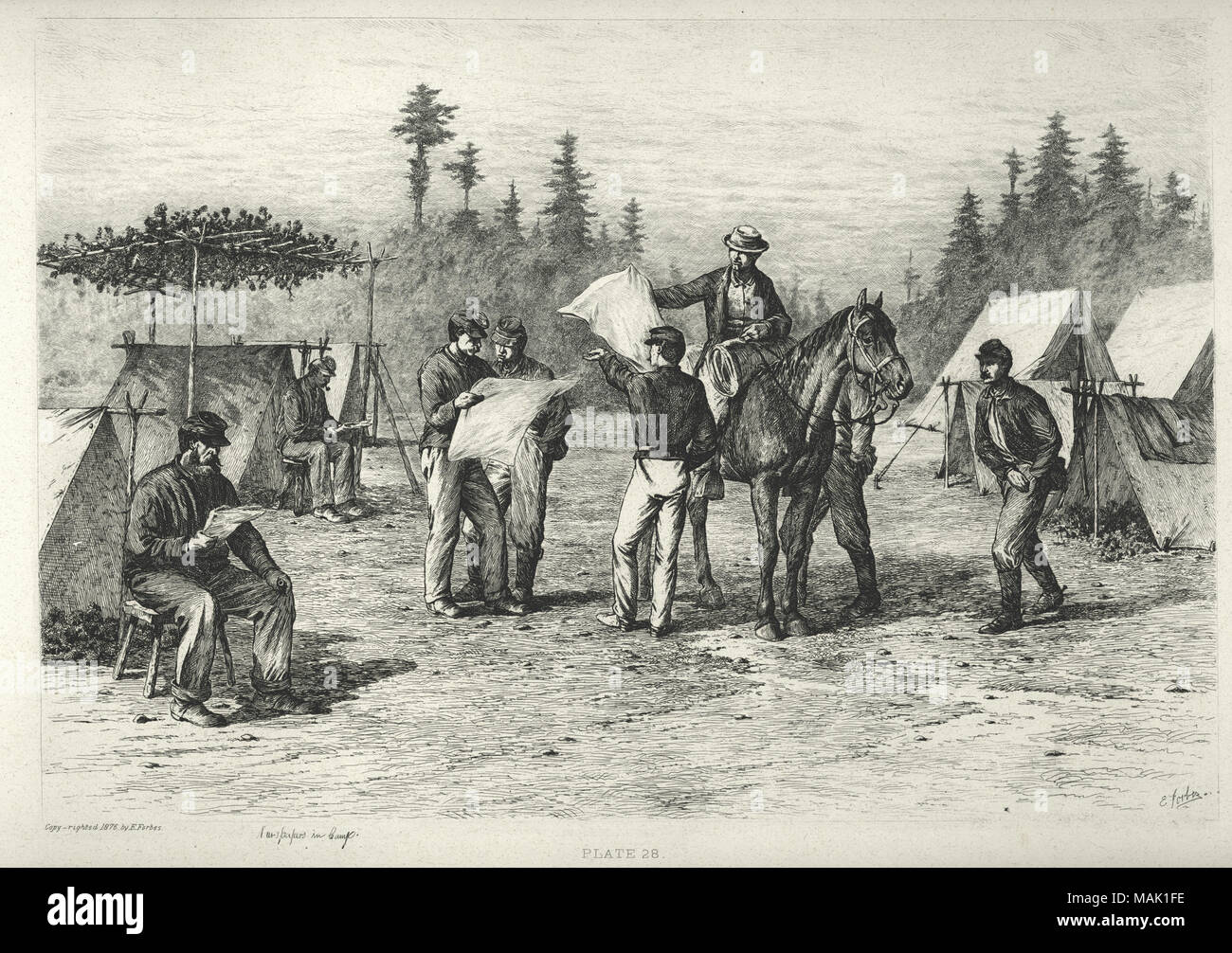 Drucken von Soldaten Kaufen und Lesen von Zeitungen im Camp. Ein Mann auf einem Pferd in der Mitte des Bildes ist die Übergabe aus der Zeitung, und fünf Soldaten um ihn versammelt sind. Zwei andere Soldaten sitzen vor Zelte lesen. 'Zeitungen im Lager." (Abbildung unten) geschrieben. 'Kopieren - berichtigt 1876 von E.Forbes.' und 'Platte 28.' (Abbildung unten). Titel: 'Zeitungen im Camp.". 1876. Edwin Forbes Stockfoto