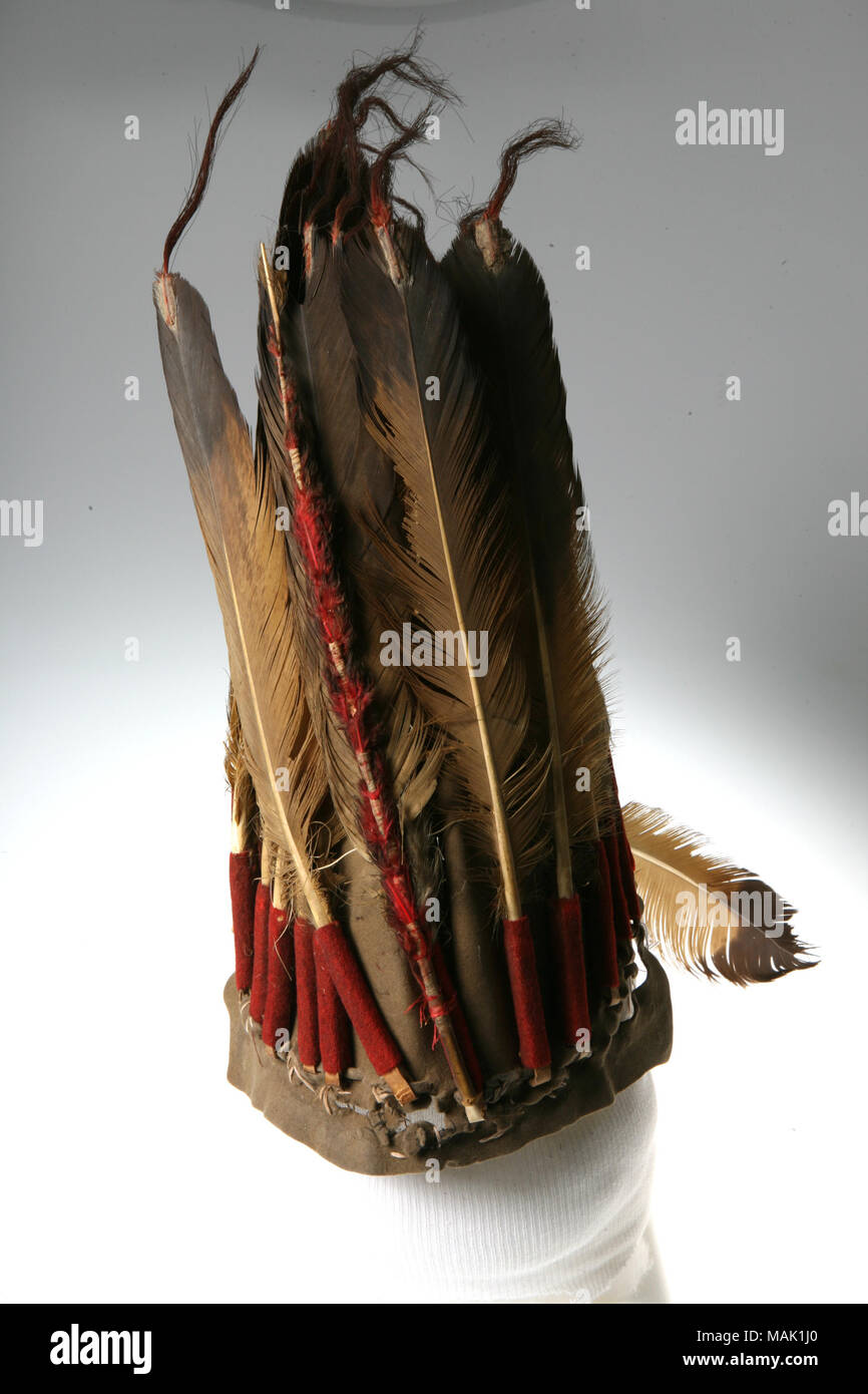 Native American Plains Indianer gefiederten War bonnet. Braun Cap mit Federn srrounding. Fetahers haben rot gefärbten Rosshaar auf die Spitze. Titel: Native American gefiederten War Bonnet. 1900. Stockfoto