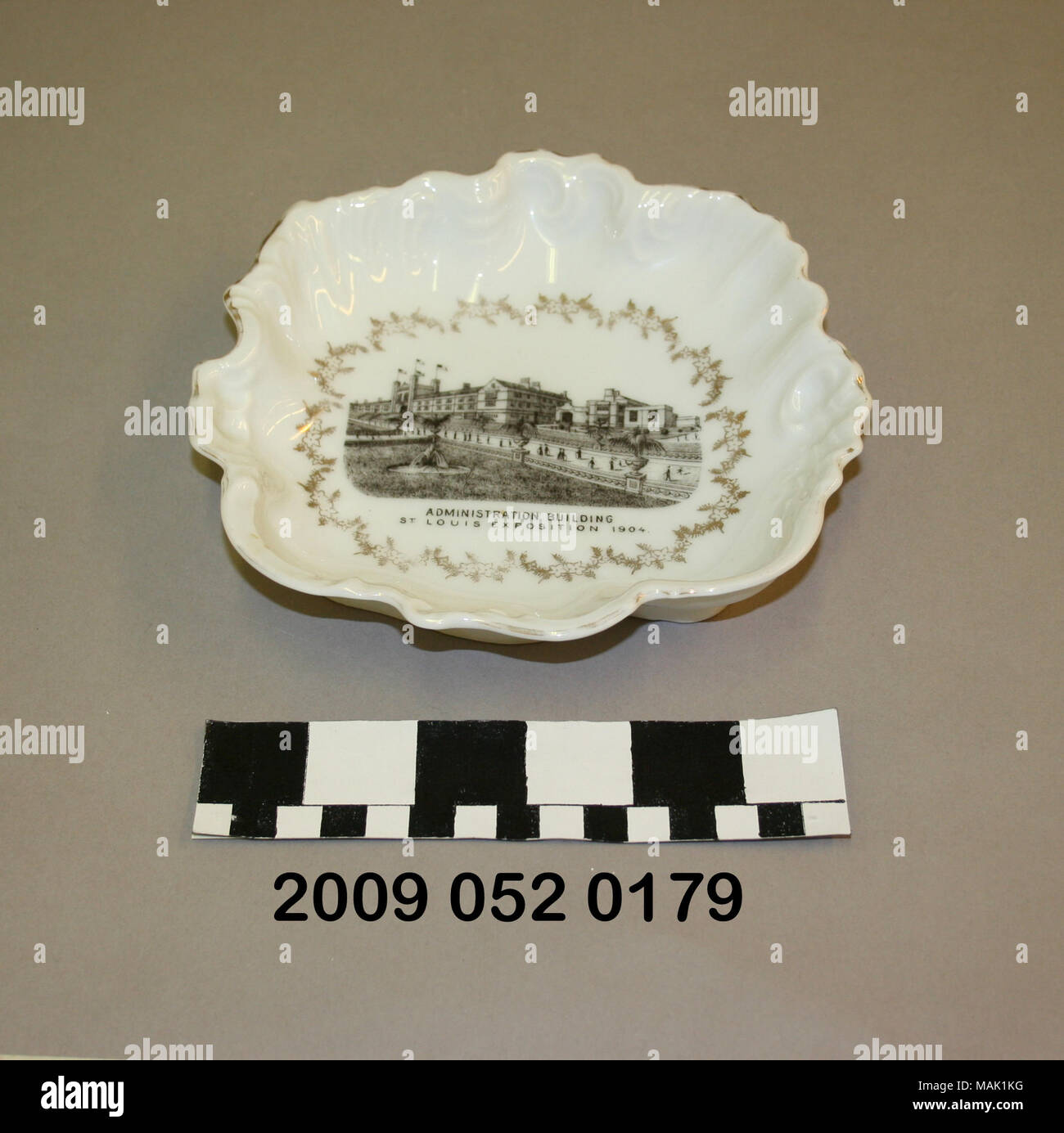 Weißer Keramik Candy Dish hat unregelmäßige Form mit Cut-outs um Grenze, vergoldete d+?cor, und Schwarz transfer Bild des Verwaltungsgebäudes. Wahrscheinlich war dies ein Souvenir aus dem World's Fair 1904. Titel: weißer Keramik Candy Dish mit schwarzen Transfer Bild des Verwaltungsgebäudes an der Weltausstellung in St. Louis 1904. 1904. Stockfoto