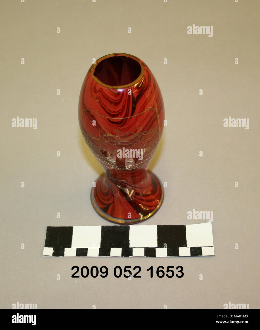 Kleines Glas Vase mit Gold emailliert Dekoration der Regierung der Vereinigten Staaten aus der World's Fair 1904 Titel: kleines Glas Vase mit Gold emailliert Dekoration der Regierung der Vereinigten Staaten. 1904. Stockfoto