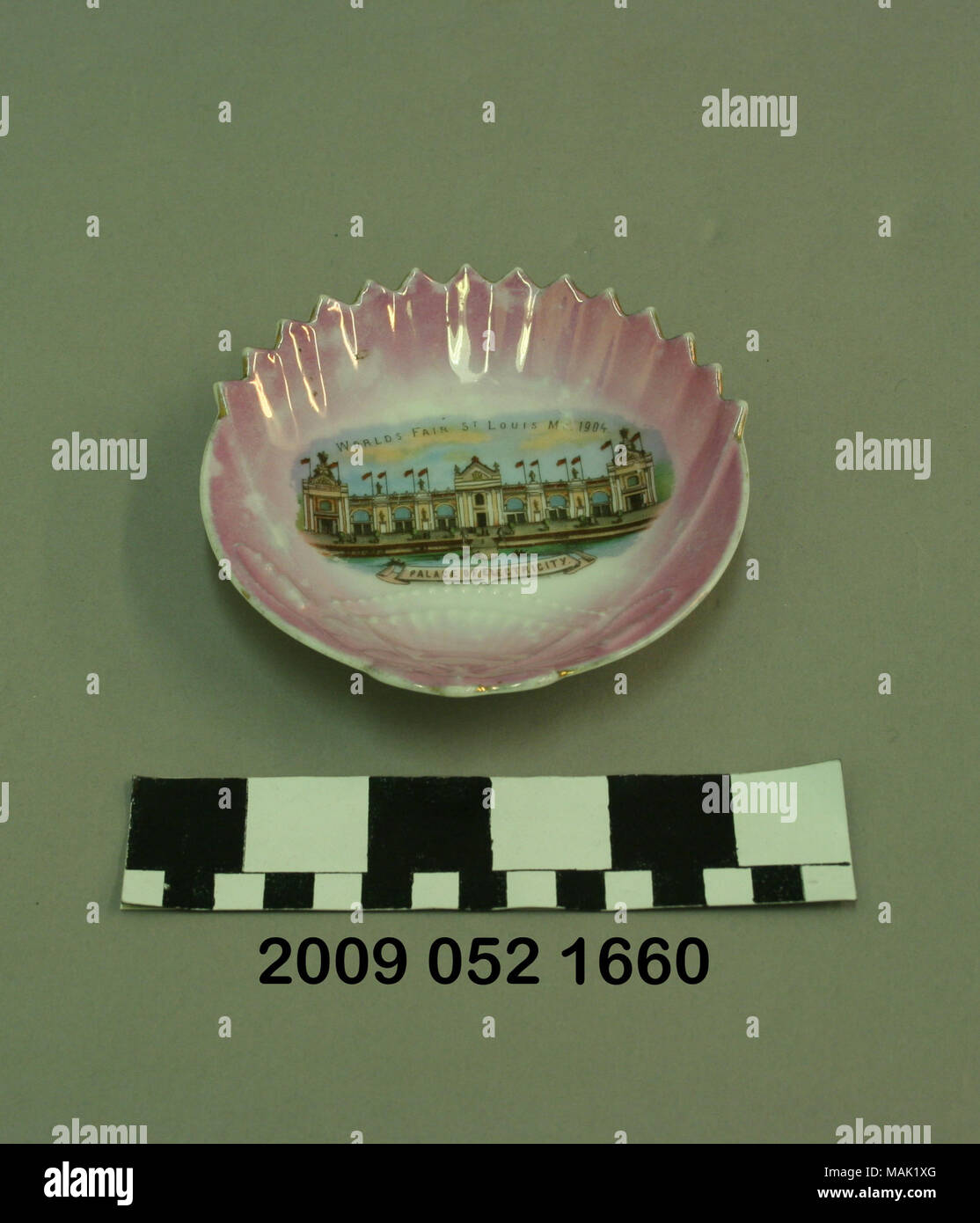 Weiße Muschel geformten Keramik Candy Dish mit rosa Färbung und eine Farbe transfer Bild des Palastes von Strom aus der World's Fair 1904 Titel: weißer Keramik Candy Dish mit rosa Färbung und Farbe übertragen Bild der Palast der Elektrizität. 1904. Stockfoto