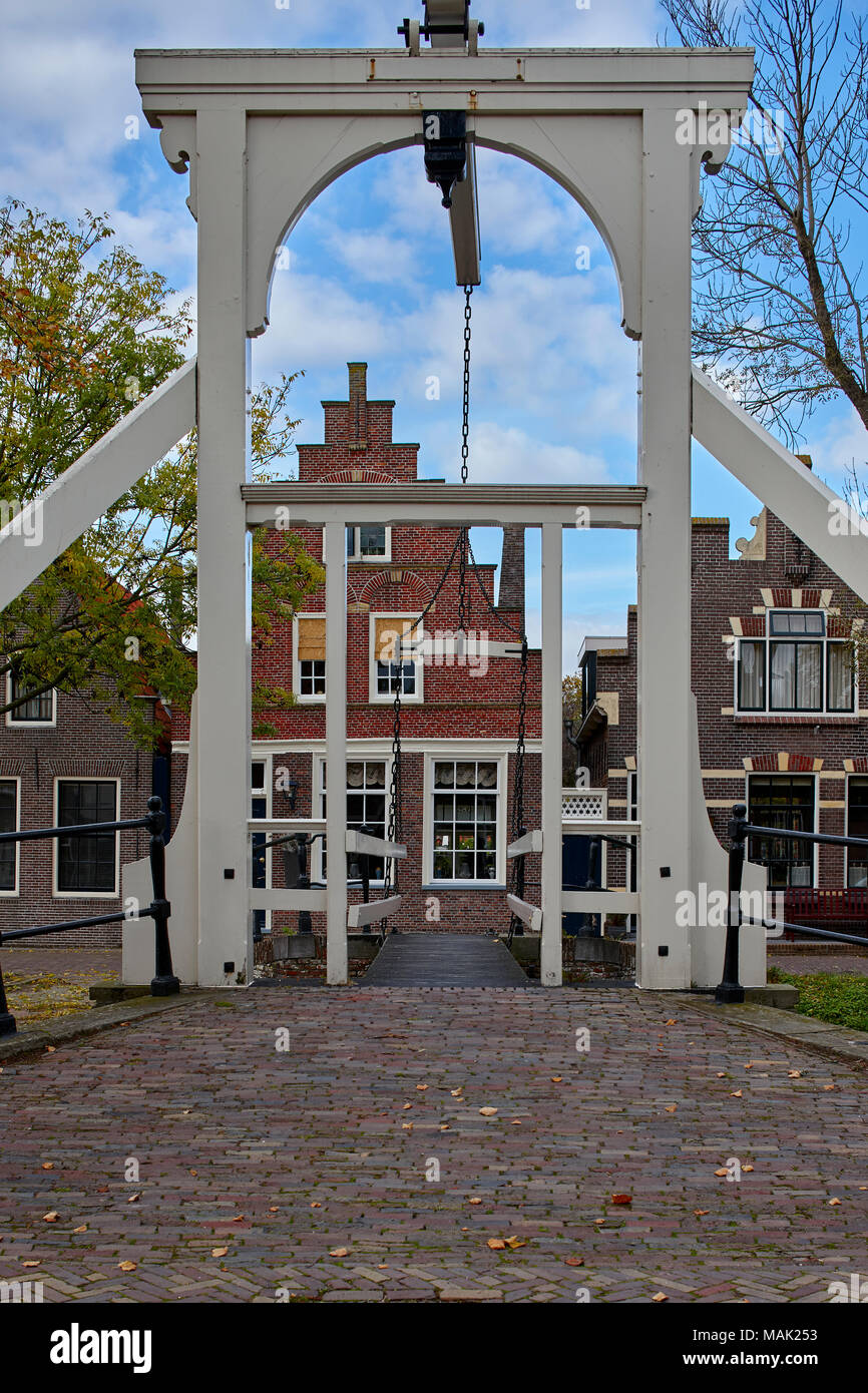 Bild der Fußgängerzone Anheben Brücke über einen Seitenkanal in Amsterdam, Niederlande, Holland. Stockfoto