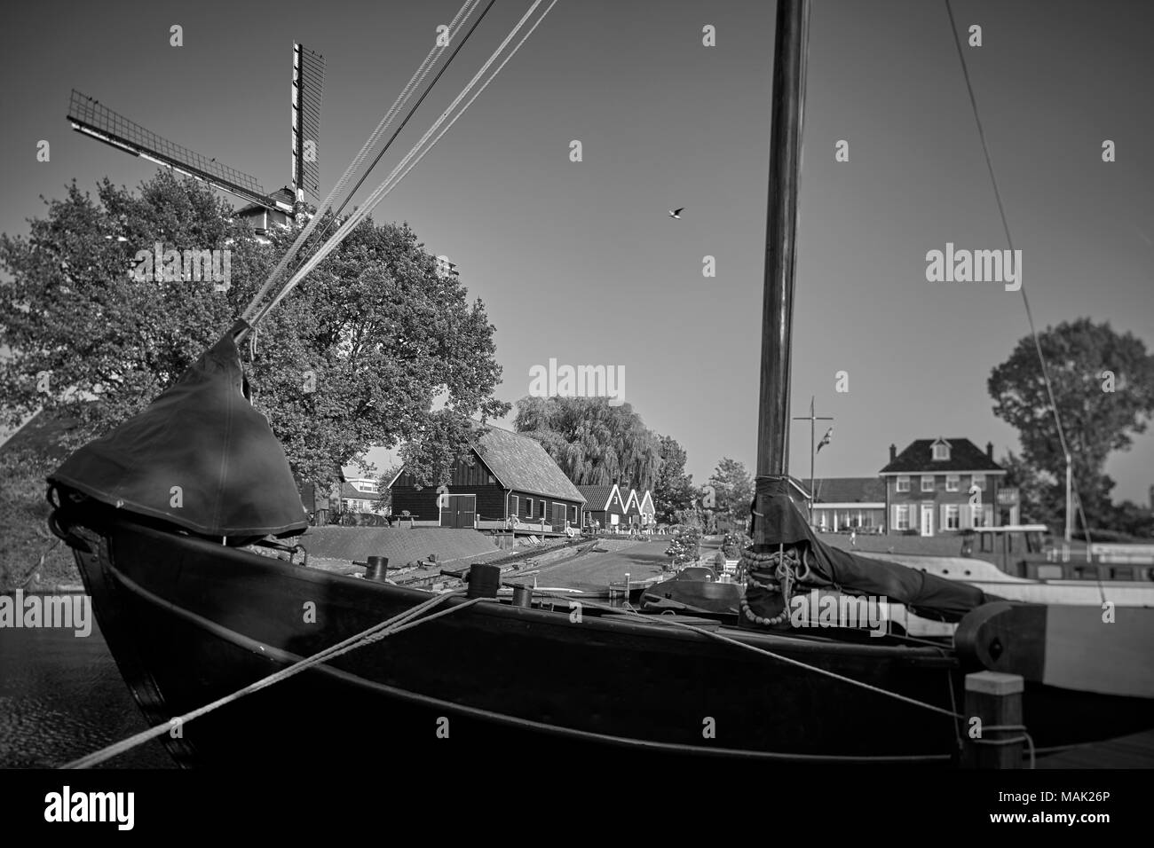 Schwarz-weiß Bild von traditionellen niederländischen Segeln Tjalk mit leicht unscharf Hintergrund, Holland, Niederlande. Stockfoto