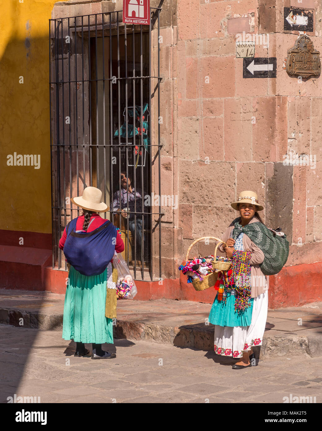 Diese Zapotecan Damen arbeiten hart in der heißen Sonne ihre handgefertigten Perlen und Schmuckstücke zu verkaufen. Stockfoto