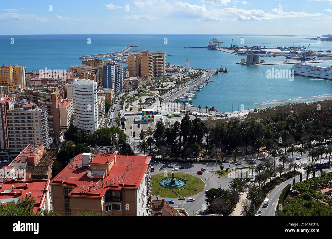 Ein Luftbild von Malaga Hafen und das Meer Mediterrranean vom Mount Gibralfaro Stockfoto