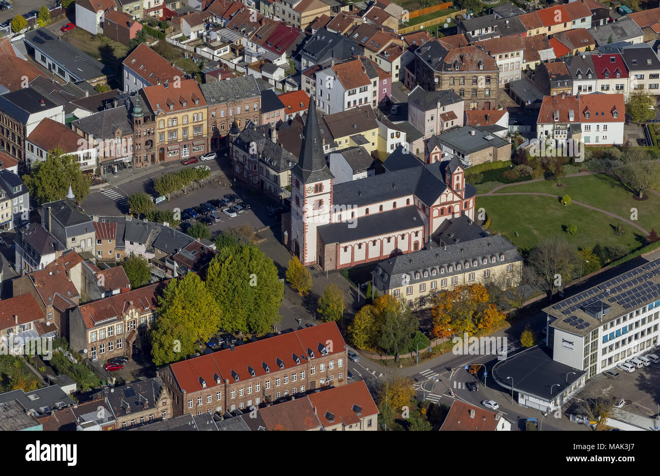 Kirche von St. Peter, dreischiffige spätromanische Basilika, Merzig, Saarland, Deutschland, Europa, Luftaufnahme, Vögel-Augen-blick, Luftaufnahme, Luftbild Hg Stockfoto