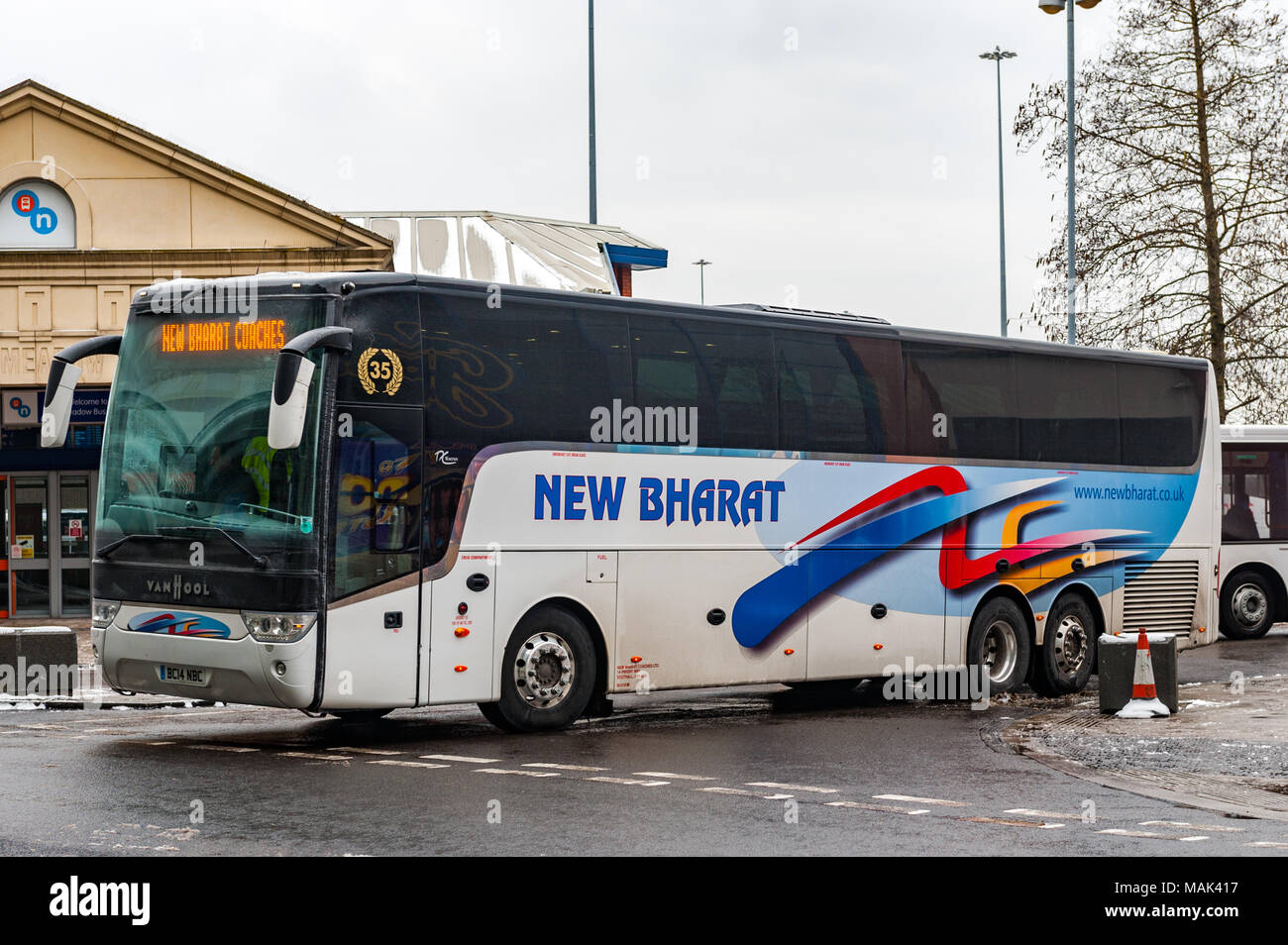Neue Bharat Coach fährt Pool Wiese Busbahnhof, Coventry, in Richtung Birmingham, Großbritannien mit kopieren. Stockfoto