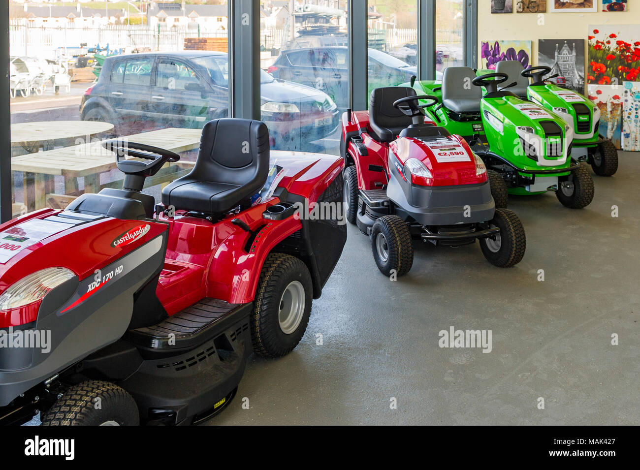 Fahren im Bedienstand Rasenmäher auf der Anzeige und zum Verkauf an Drinagh Hardware Store, Skibbereen, West Cork, Irland. Stockfoto