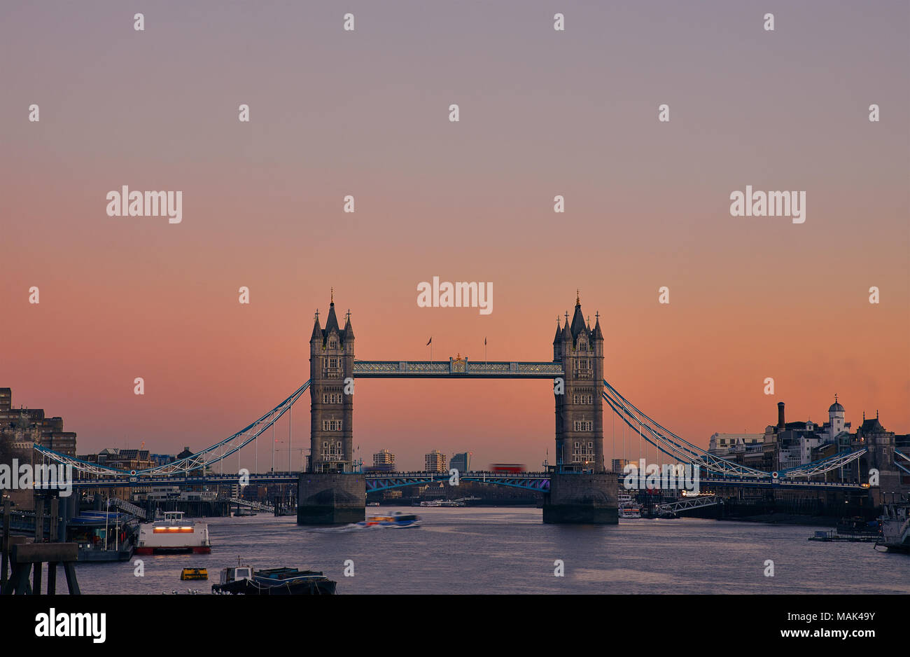 Thames River mit bewegenden und berühmteste Zugbrücke, London, UK Stockfoto
