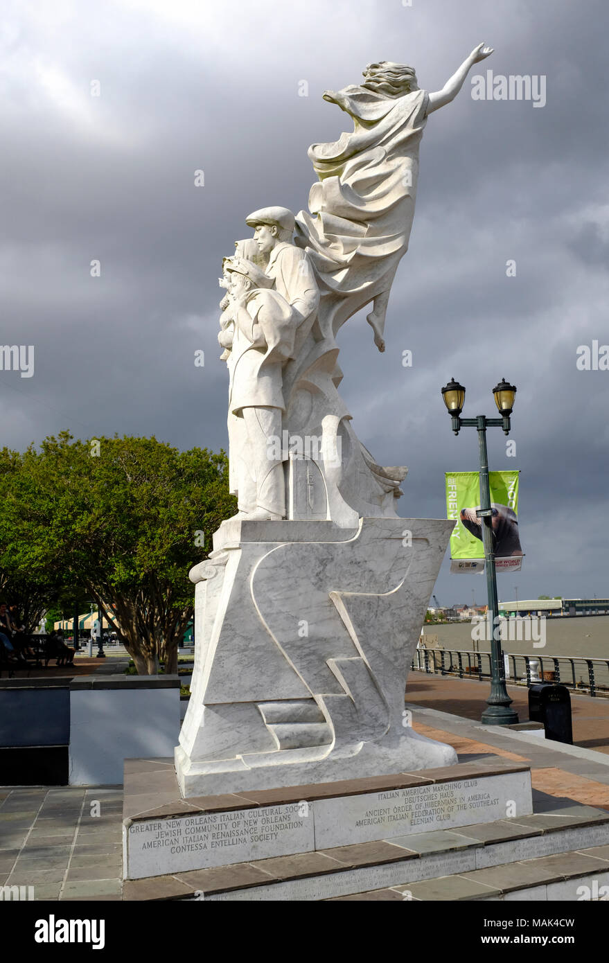 Denkmal für die Einwanderer in New Orleans, Louisiana, mit dunklen Wolken hinter sich abzeichnende Stockfoto