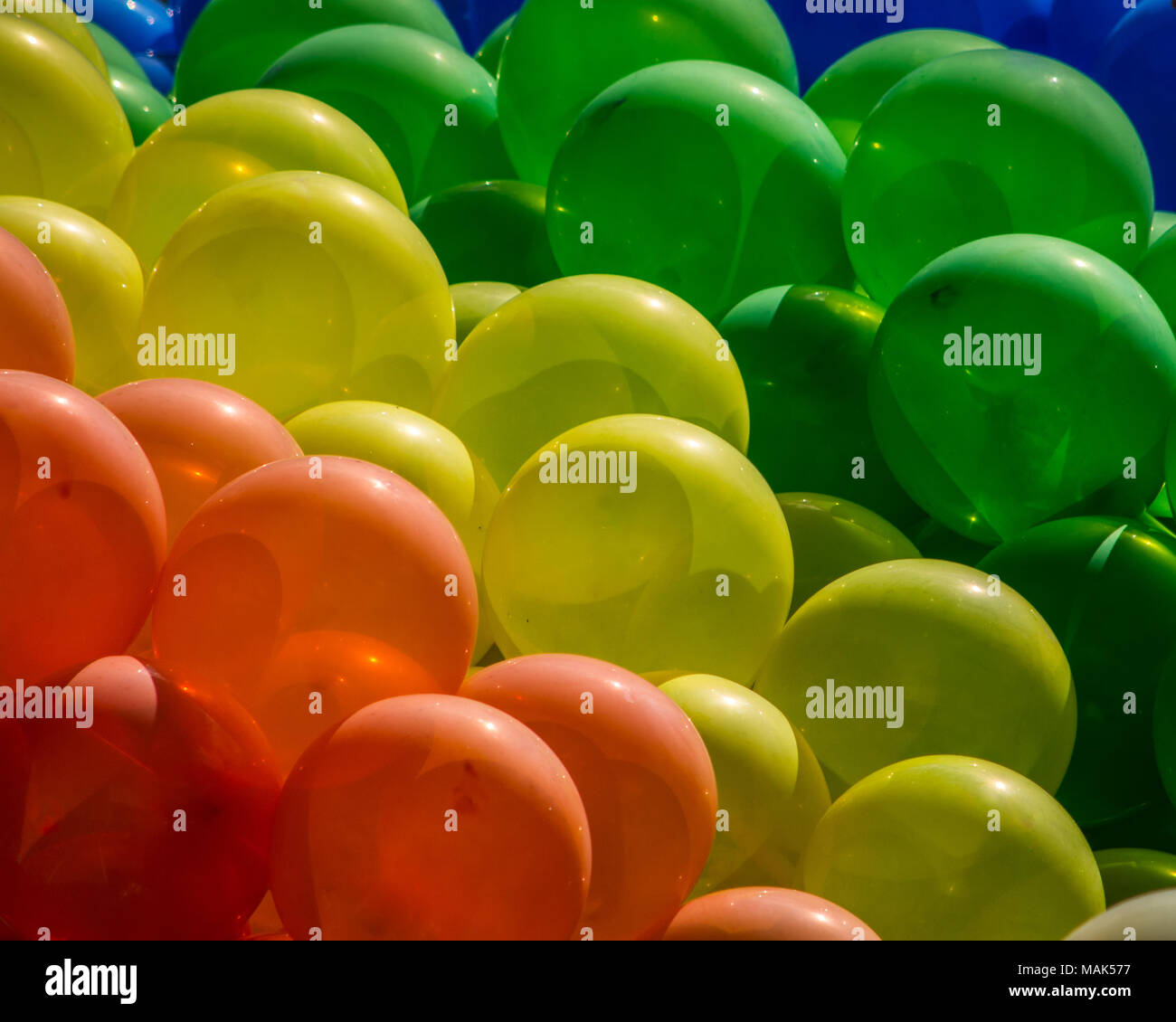 Festliche Hintergrund von Violett, Blau und Grün Luftballons - große Happy copyspace Stockfoto