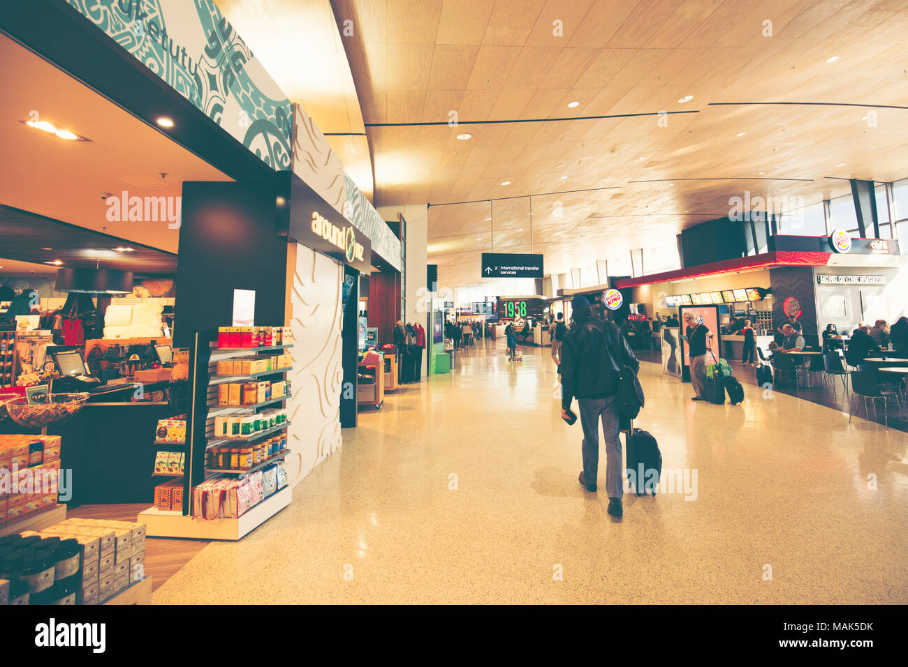 WELLINGTON, Neuseeland - 16. OKTOBER 2016: Menschen zu Fuß Im Terminal des internationalen Flughafen Wellington Stockfoto