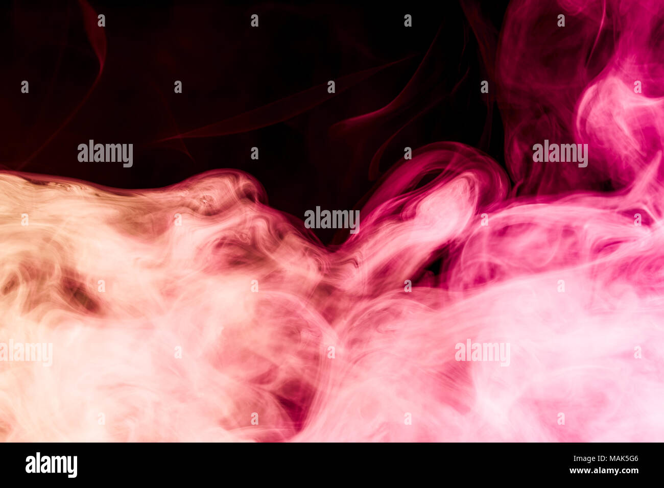 Bunte rosa und roten Rauch auf einem schwarzen Hintergrund isoliert. Hintergrund aus dem Rauch von vape Stockfoto