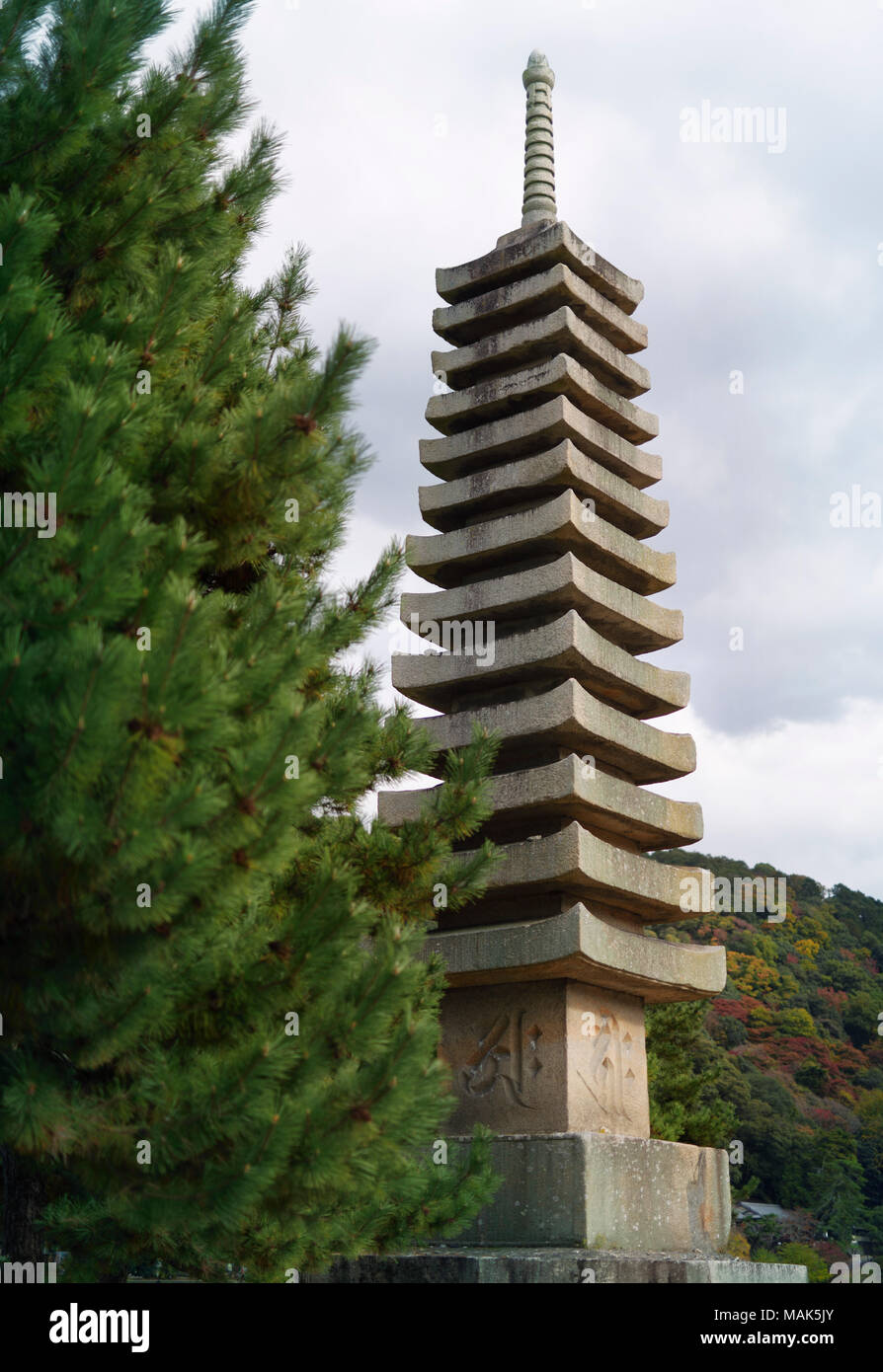 13-stöckiges Stein Pagode in Furitsu Uji Park in Uji, Präfektur Kyoto, Japan. Dieser 15 Meter hohe Turm ist das größte steinerne Pagode in Japan. Stockfoto