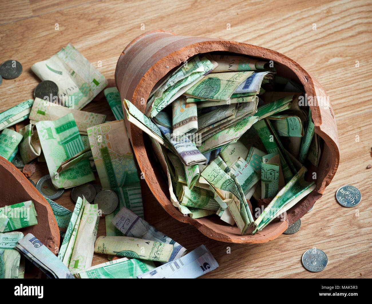 Gebrochene Geld, mit Saudi Riyal Banknoten und Münzen Stockfoto