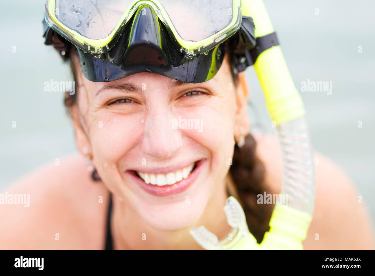 Porträt der jungen Frau mit Maske und Schnorchel im Meer Stockfoto