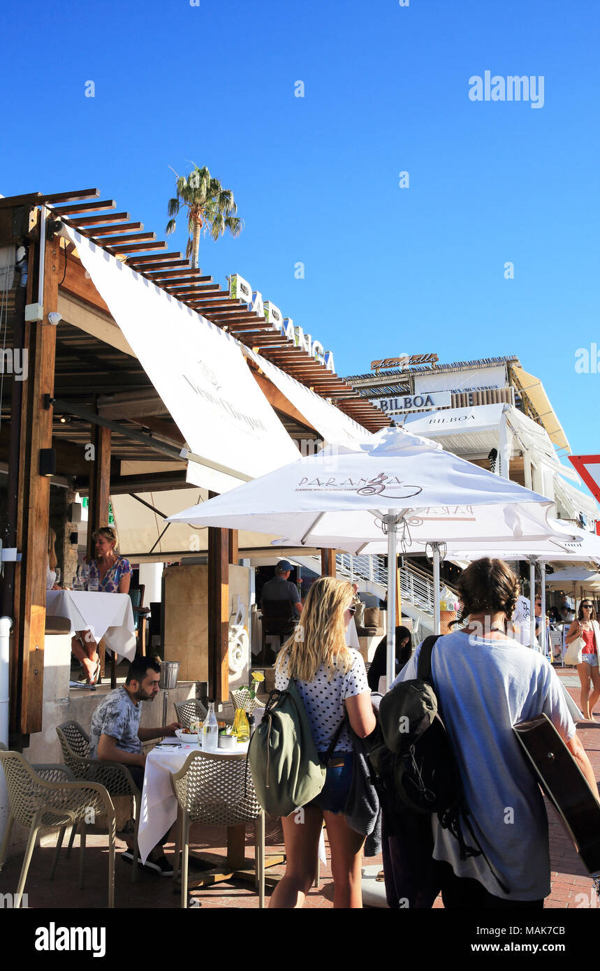 Paranga, eine moderne Bar & Restaurant, entlang der Victoria Road gelegen, gegenüber vom berühmten Strand von Camps Bay Front, in Kapstadt. Stockfoto