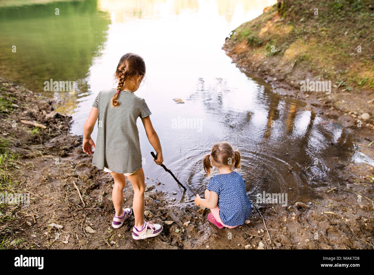 Kleine Mädchen stehen in den See. Sonnigen Sommer. Stockfoto