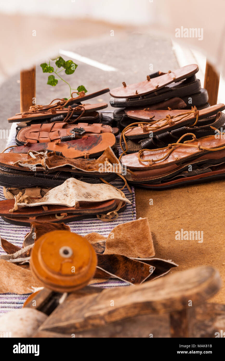 Szenen für den jährlichen Karfreitag Passionsspiele in der Calle Grande, leder Sandale Stall, Adeje, Teneriffa, Kanarische Inseln, Spanien Stockfoto