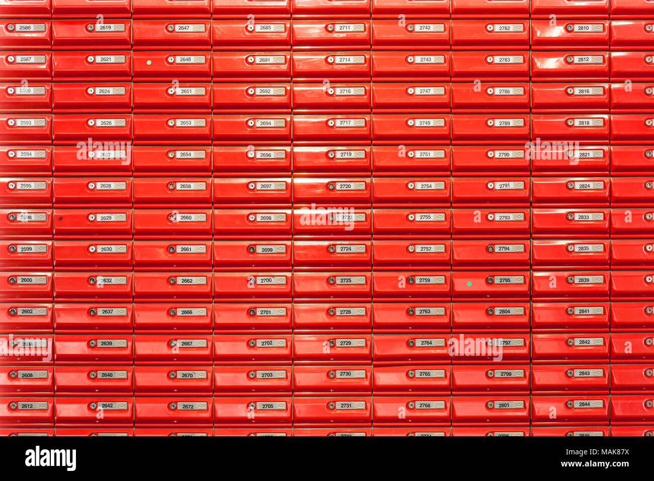 Red Mailboxen in Post abschließbare Briefkästen Wand in einem post Neuseeland montiert Stockfoto