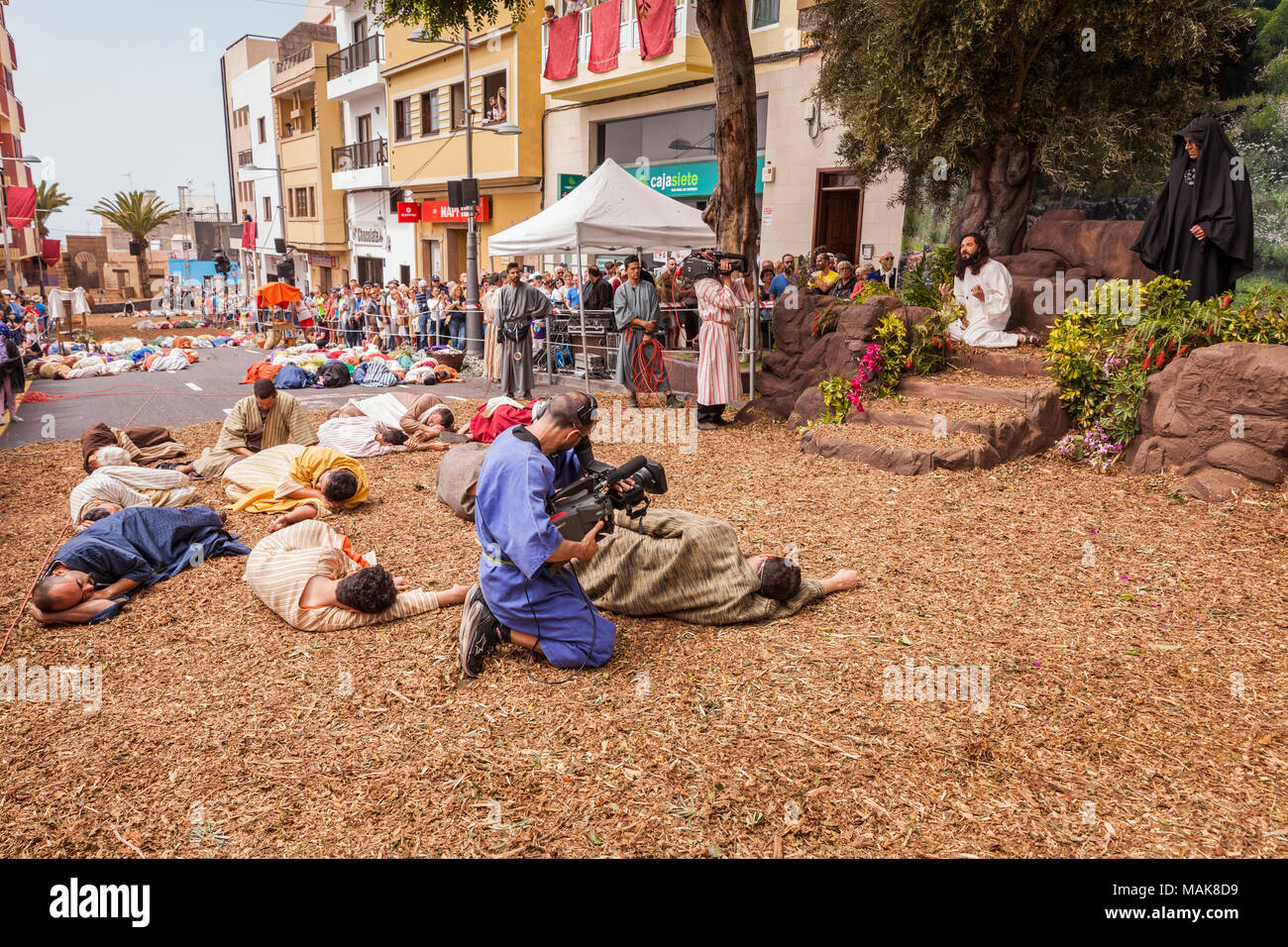 Tv-Kameramann Aufnahme einer Szene im Garten Gethsamene Stadium der jährlichen Karfreitag Passion Play auf die Calle Grande, Adeje, Teneriffa Kana Stockfoto