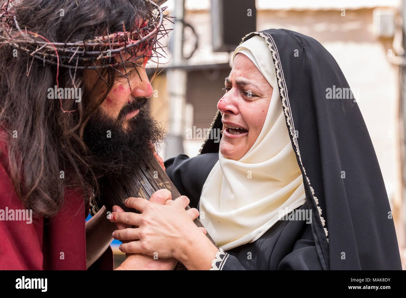 Maria, Mutter von Jesus Christus begegnet ihm, als er sein Kreuz in einer Szene führt von der jährlichen Karfreitag Passion Play auf die Calle Grande, Adeje, Teneriffa, Ca Stockfoto