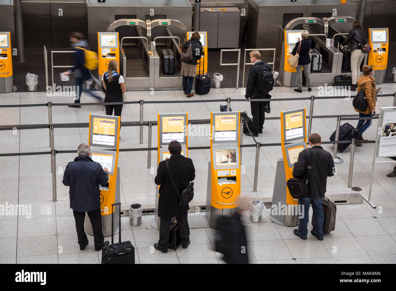 München Flughafen Vorabend Check In www.alamy.de