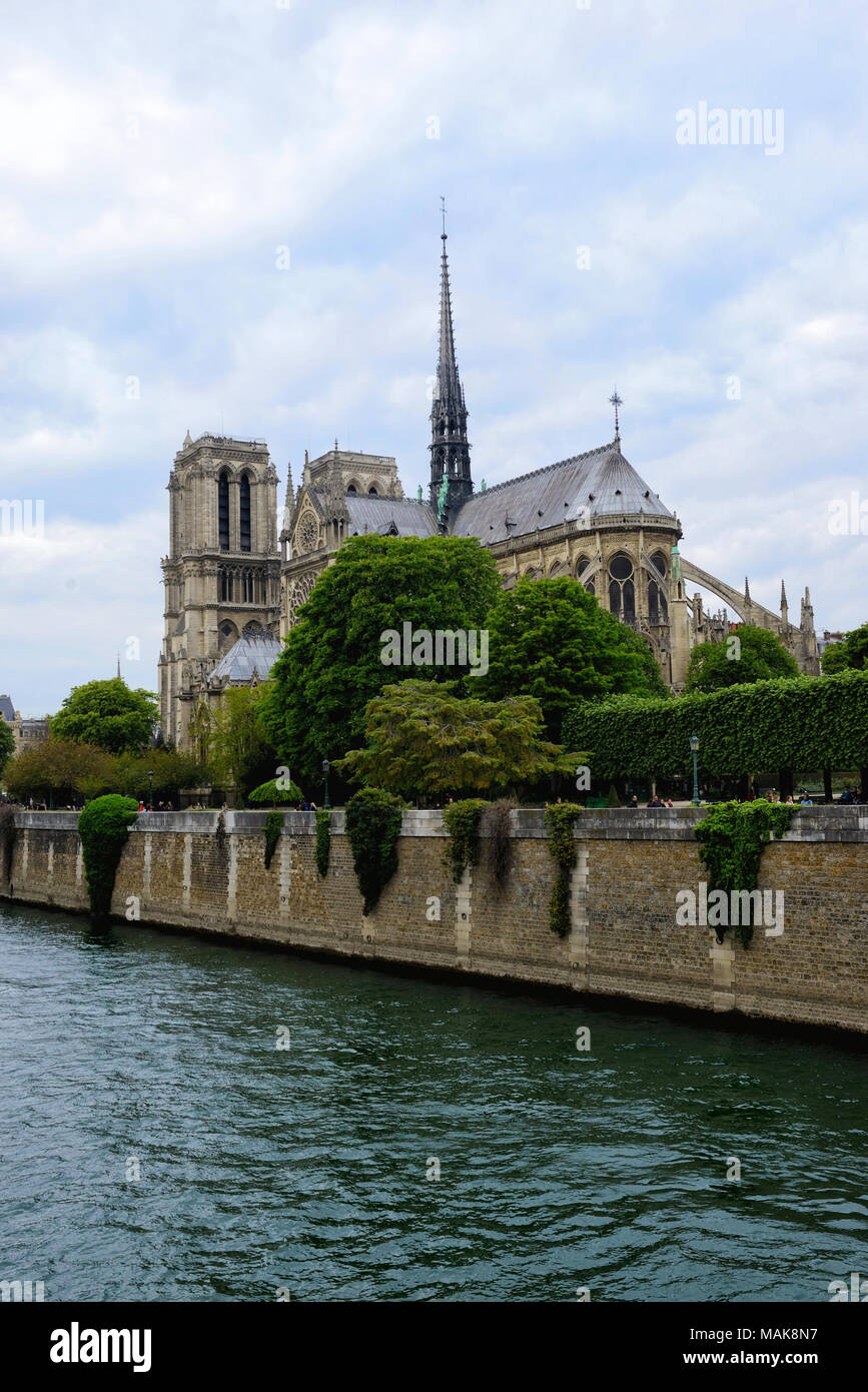 Blick auf die Kathedrale von Notre-Dame von der Seine, Paris, Frankreich Stockfoto