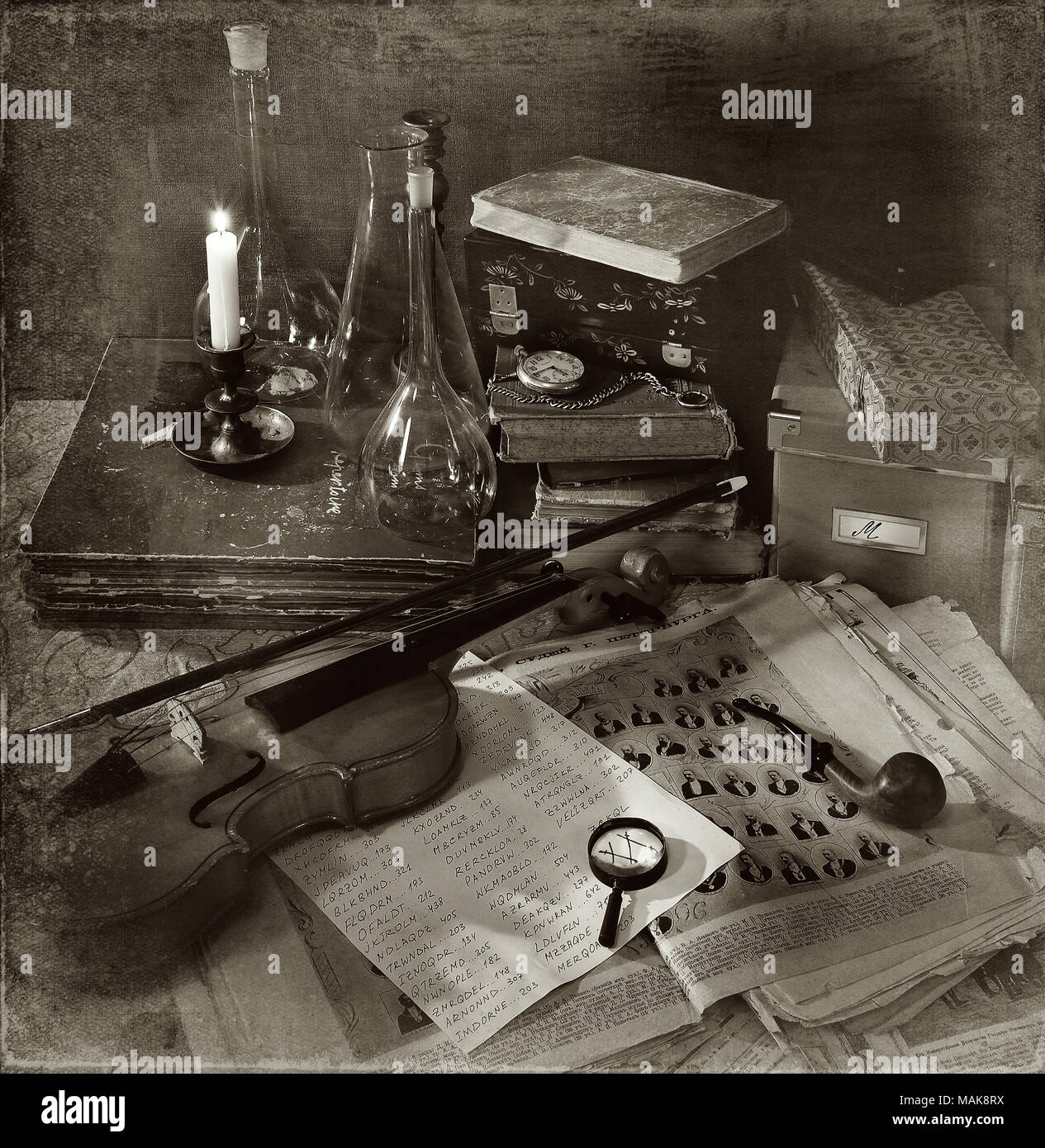 Violine, Rauchen und andere Entourage von Sherlock Holmes Stockfoto