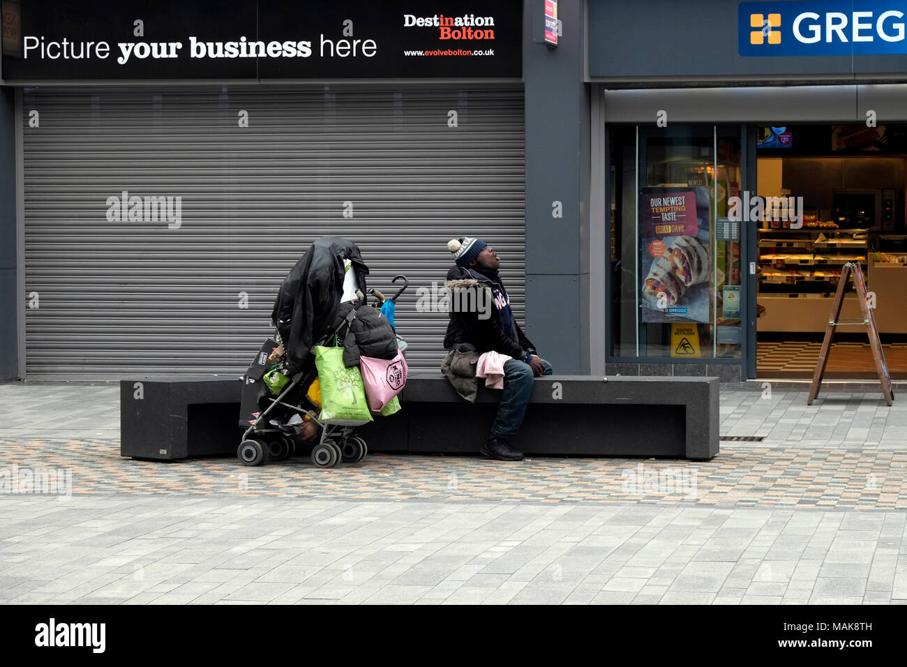 Obdachlosen schwarzen Kater mit seinen Besitz an einem kalten Tag im Bolton Town Center England UK Foto Don Tonge Fotograf Stockfoto