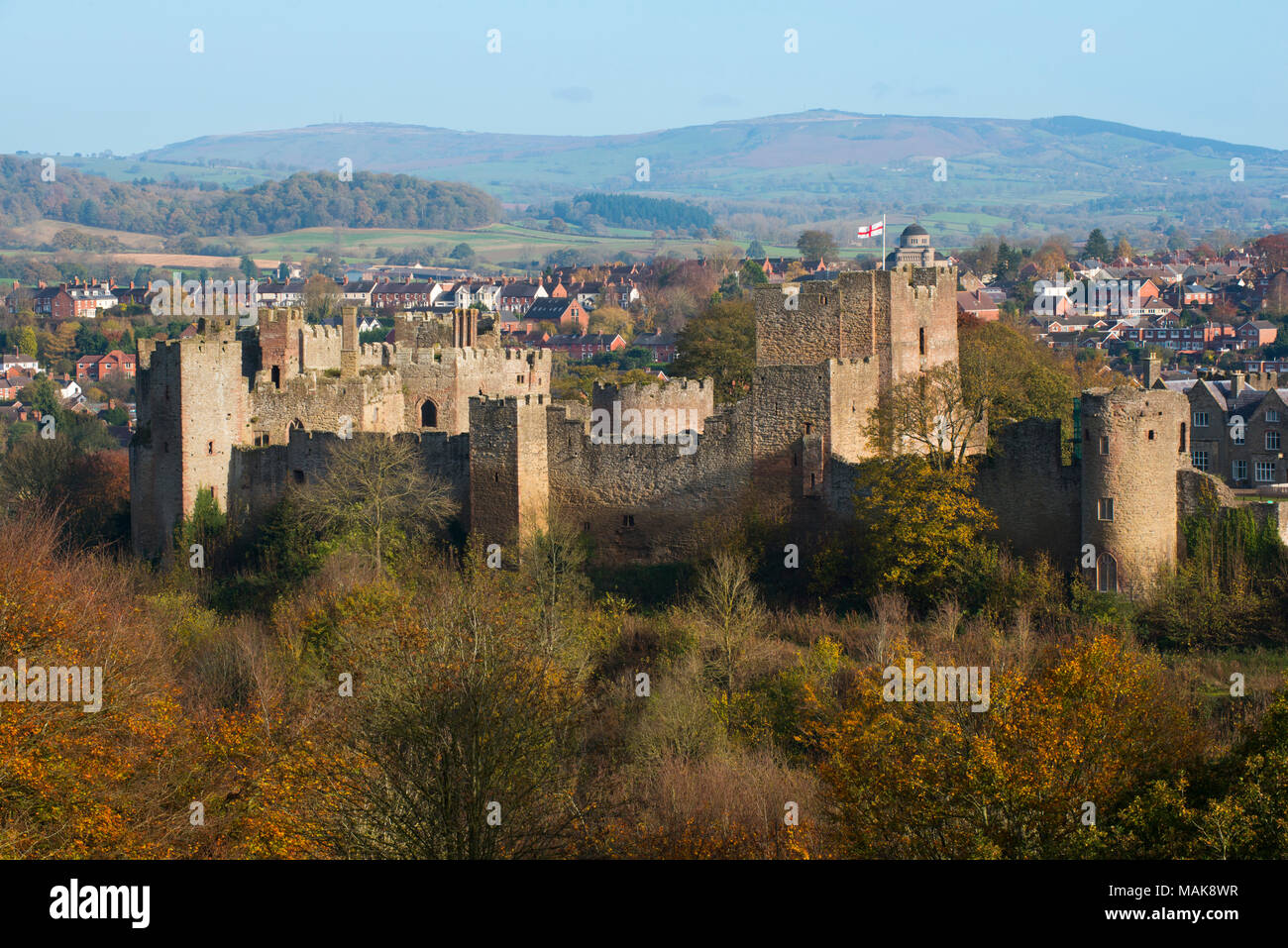 Ludlow Castle im Herbst, von whitcliffe Gemeinsame, Shropshire gesehen. Stockfoto