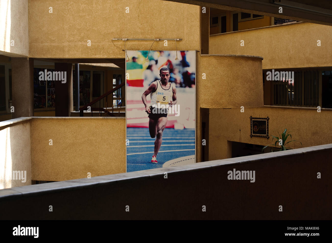 Reklametafeln, die den äthiopischen Langstreckenläufer Kenenisa Bekele (Äthiopien) Stockfoto