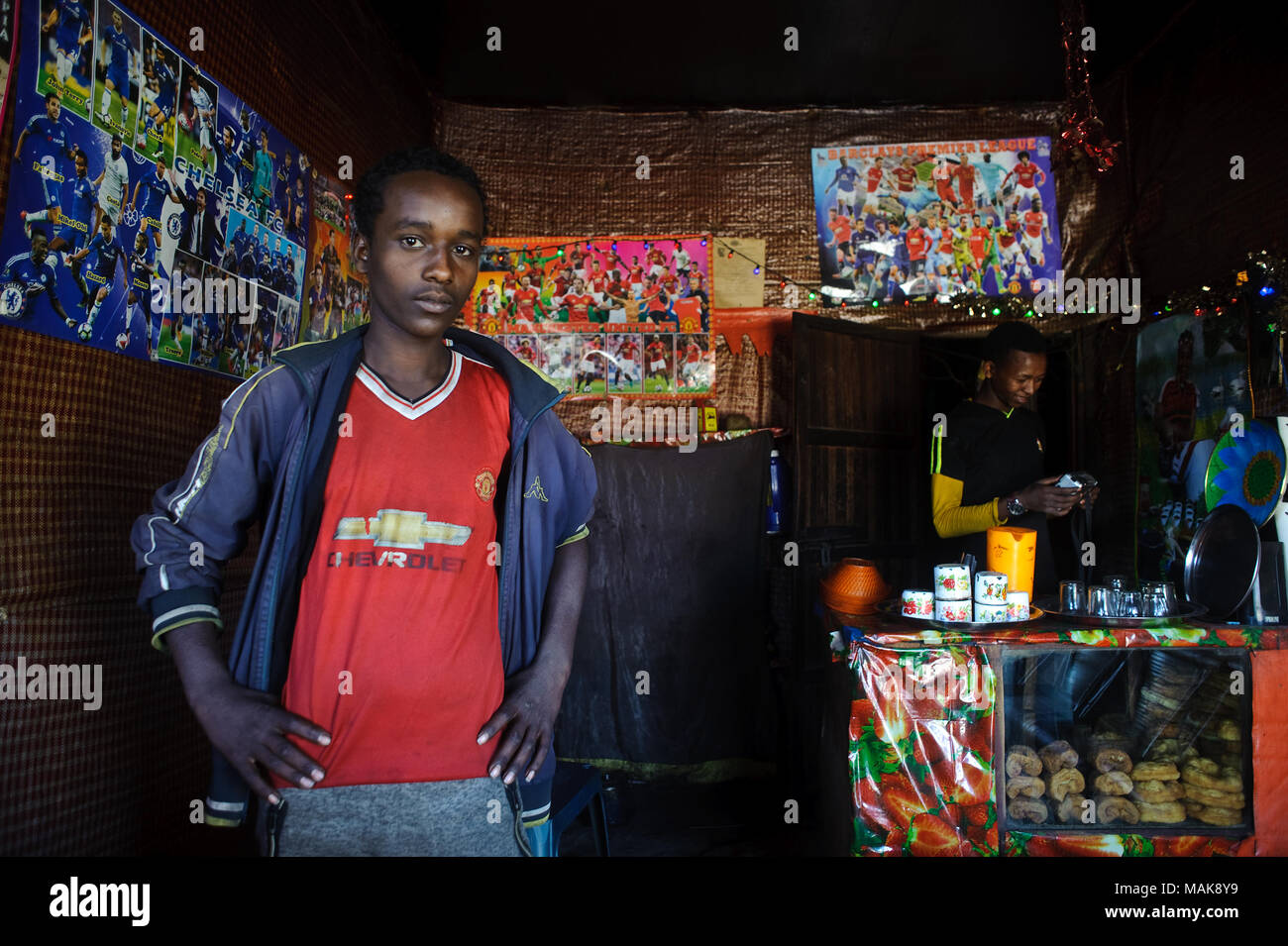Fußball-Fans, die in ein billiges Restaurant, die Wände sind mit Postern von berühmten europäischen Fußball-Teams (Äthiopien) Stockfoto