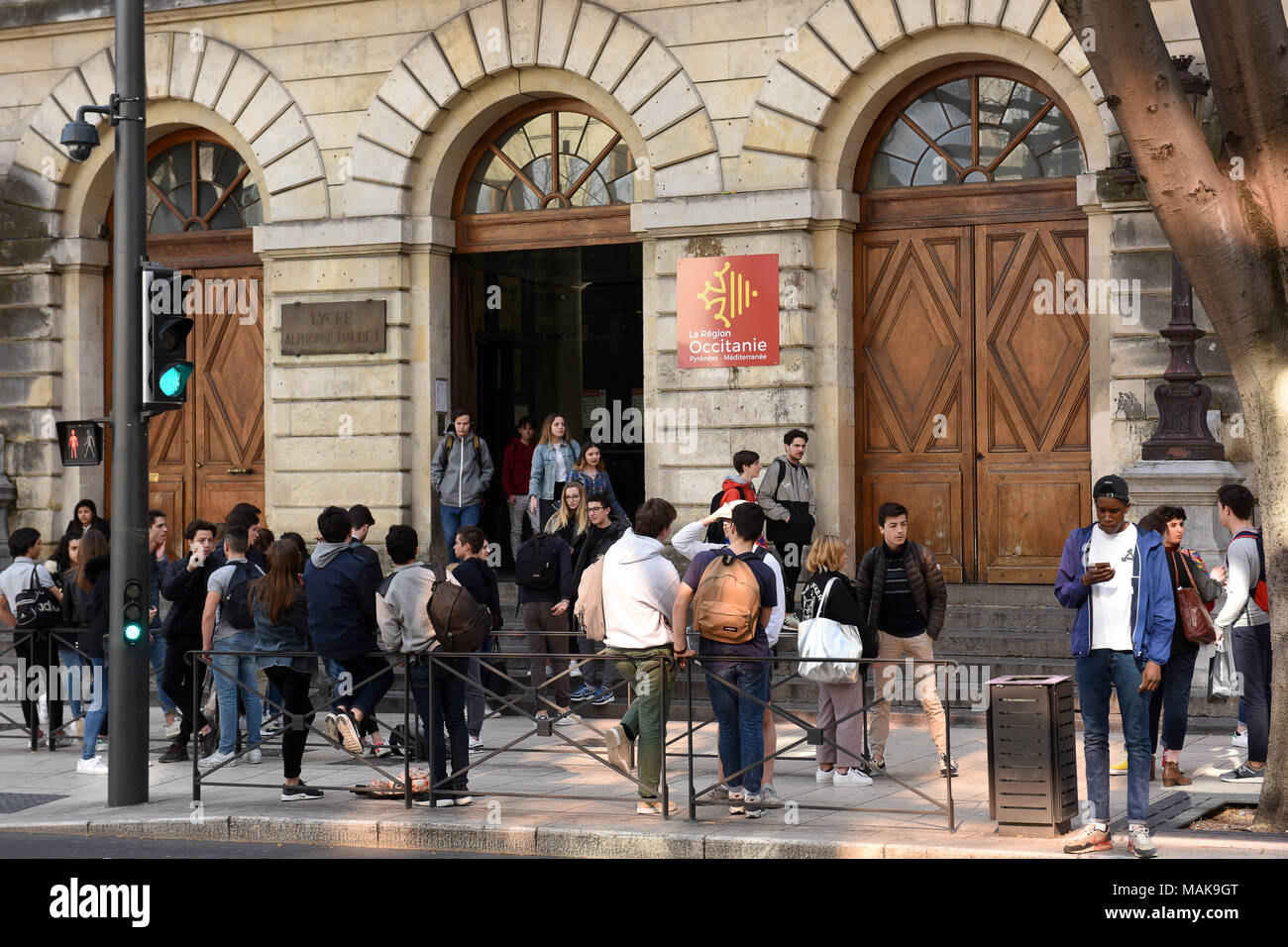 Schüler Schüler außerhalb der Lycee Alphonse Daudet Öffentliche High School in Nimes, Frankreich Stockfoto