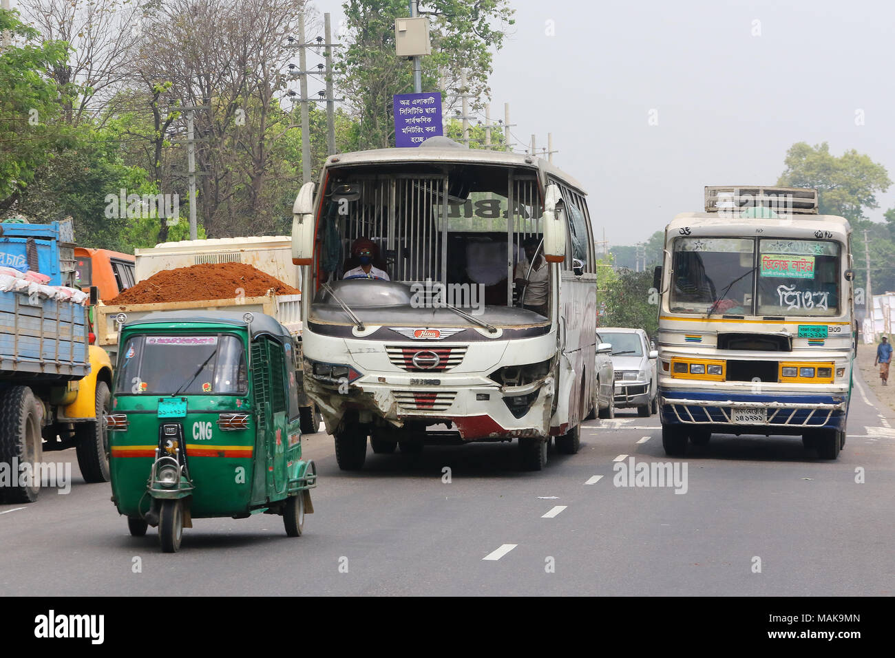 Dhaka 2018. Gebrochene Frontscheibe des Busses auf der Straße in Dhaka. Stockfoto