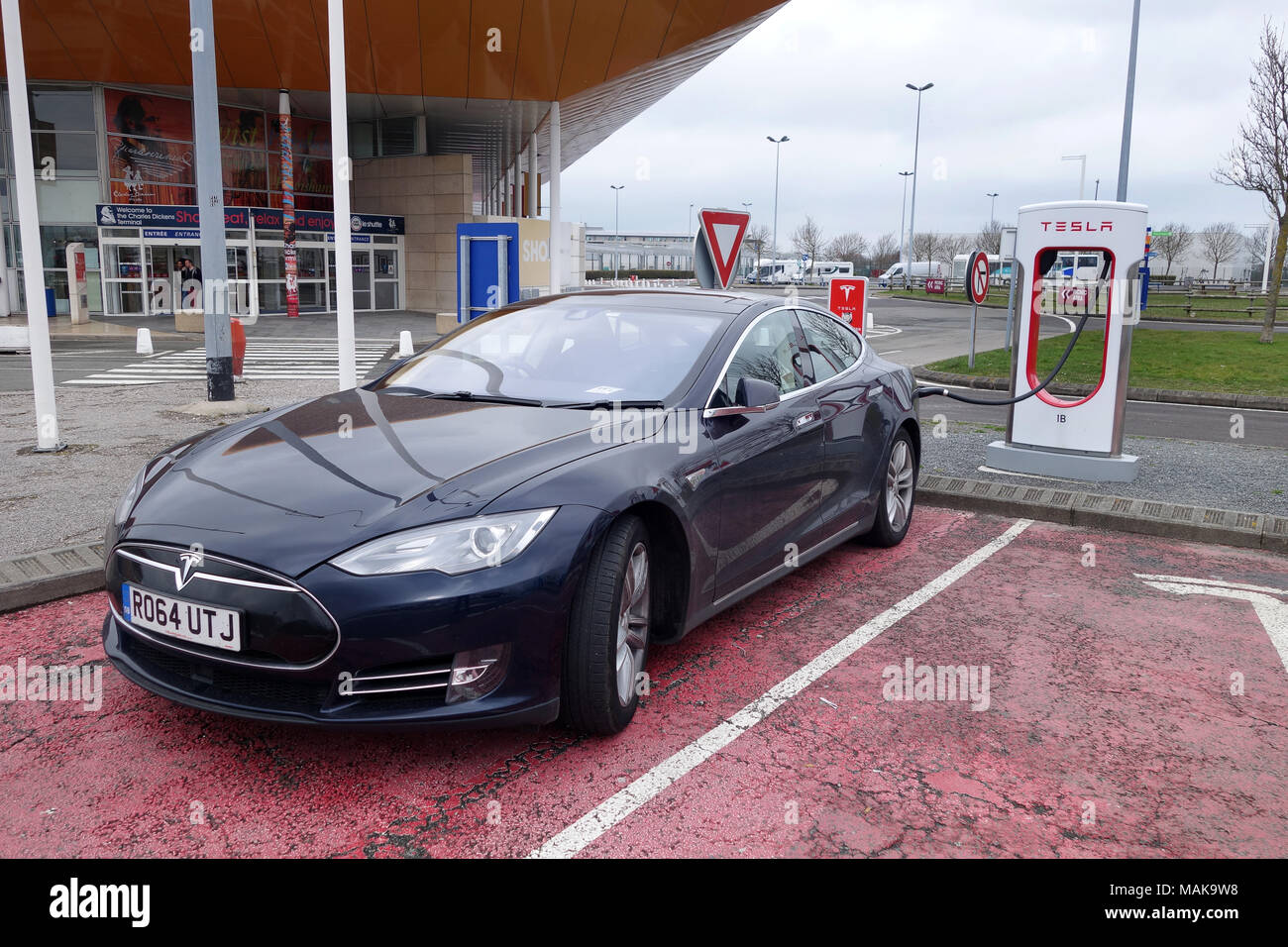 Tesla auto Ladestation Terminal im Eurotunnel Le Shuttle in Frankreich Stockfoto