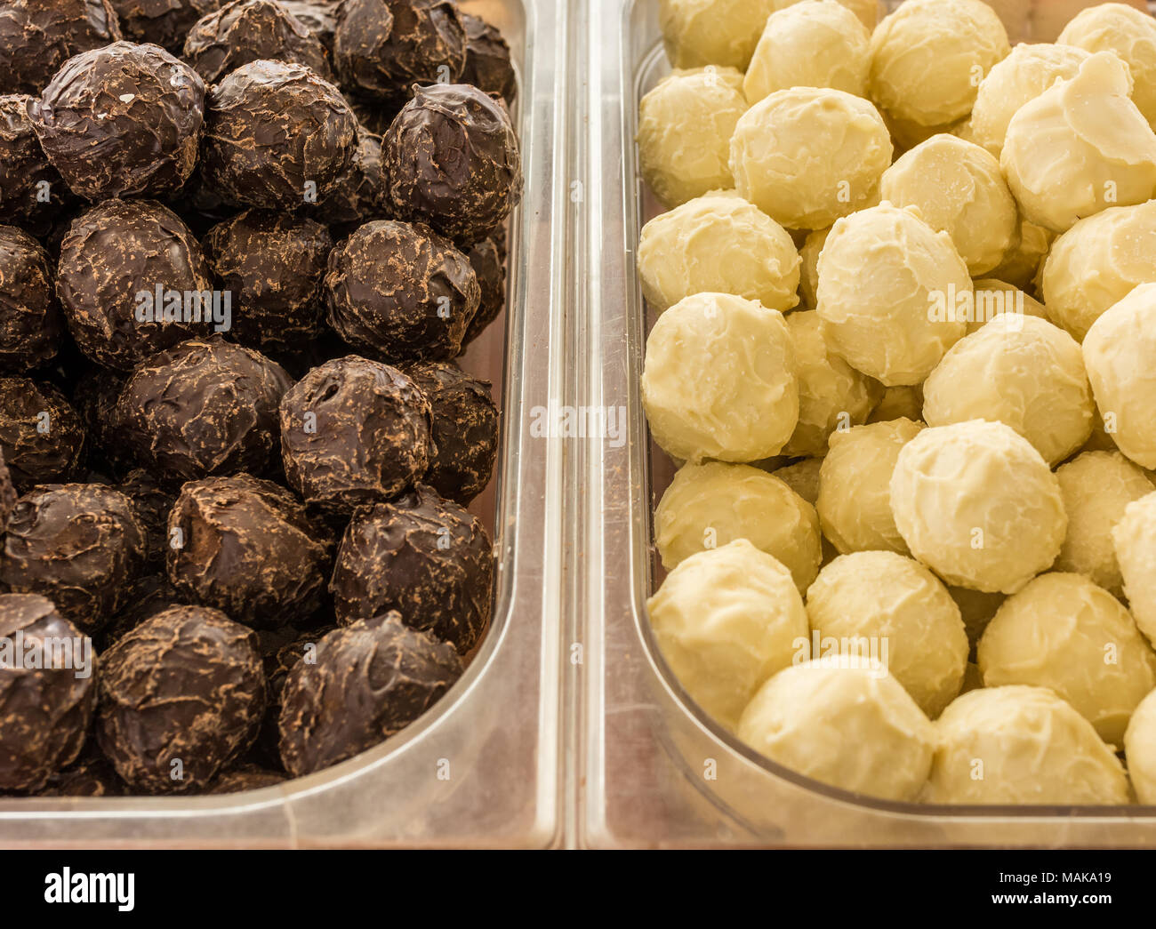 Köstliche Trüffel Pralinen. Weiße Trüffel Schokolade und dunklen Trüffel Schokolade. Close-up. Stockfoto