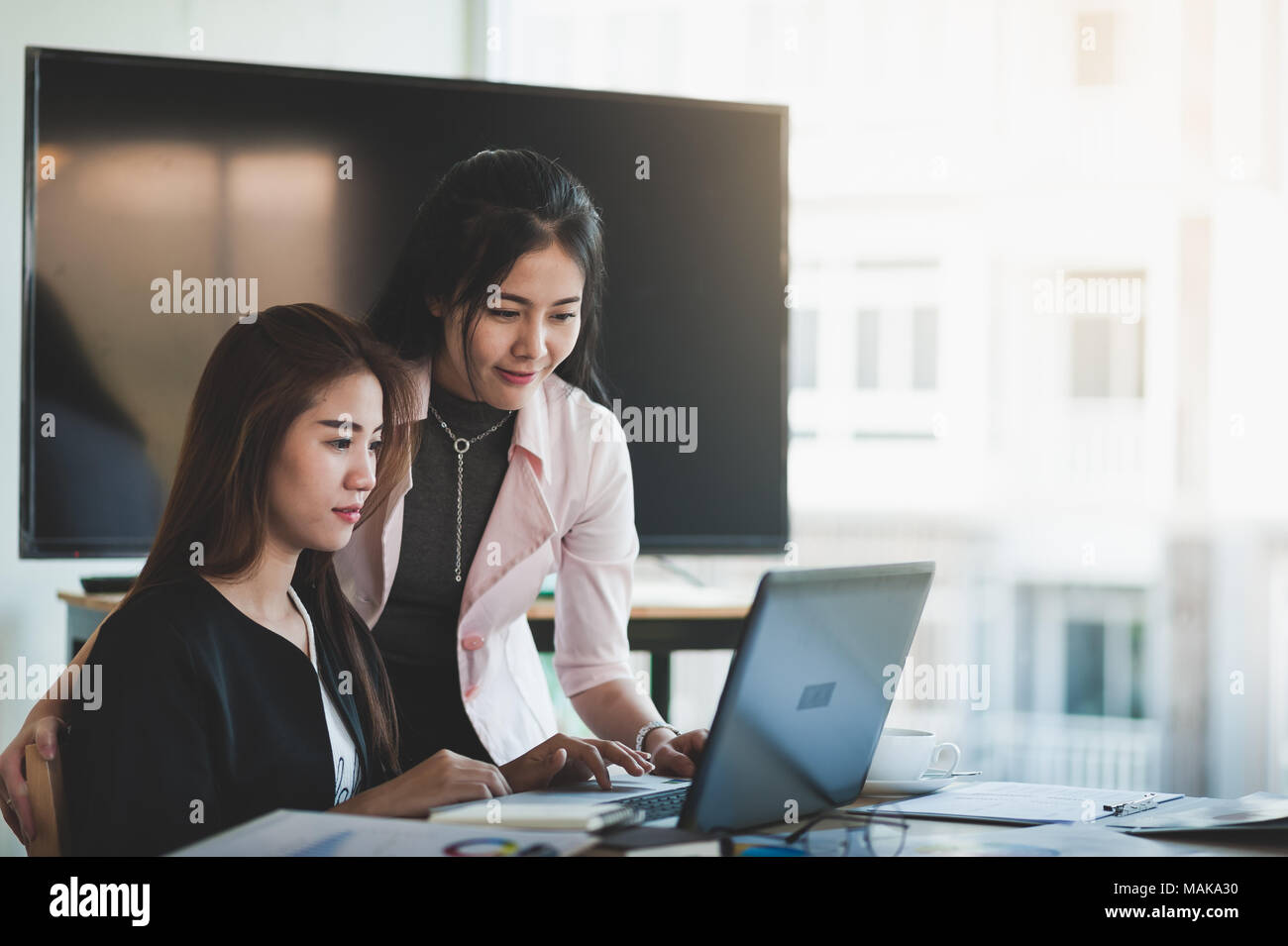 Junge asiatische Mitarbeiter gemeinsam mit Laptop-Computer im Büro. Business Startup Teamwork und Brainstorming-Konzept Stockfoto