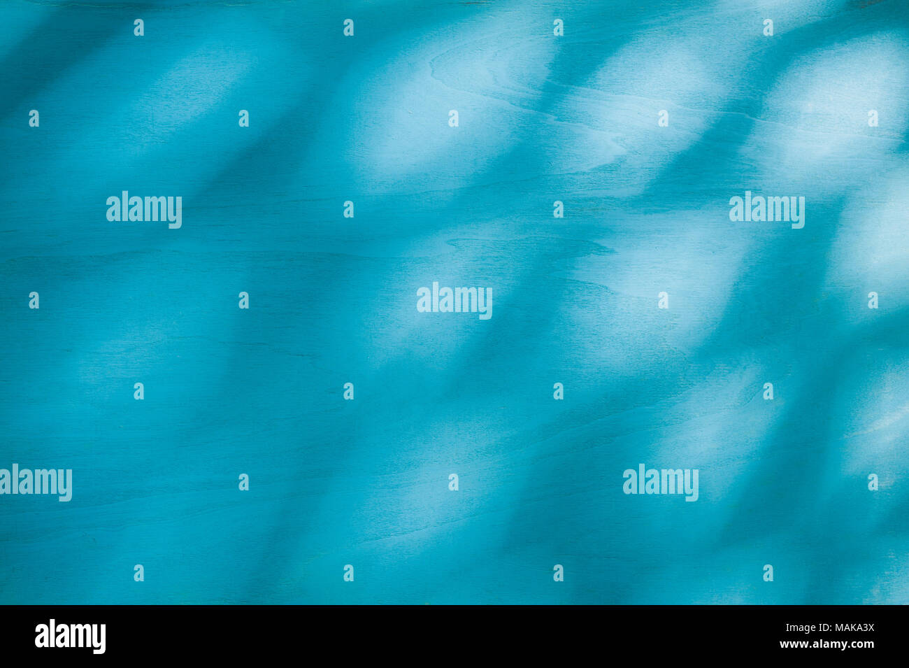 Blau Holz- Hintergrund mit natürlichen Sonne Licht am Morgen Zeit. Stockfoto