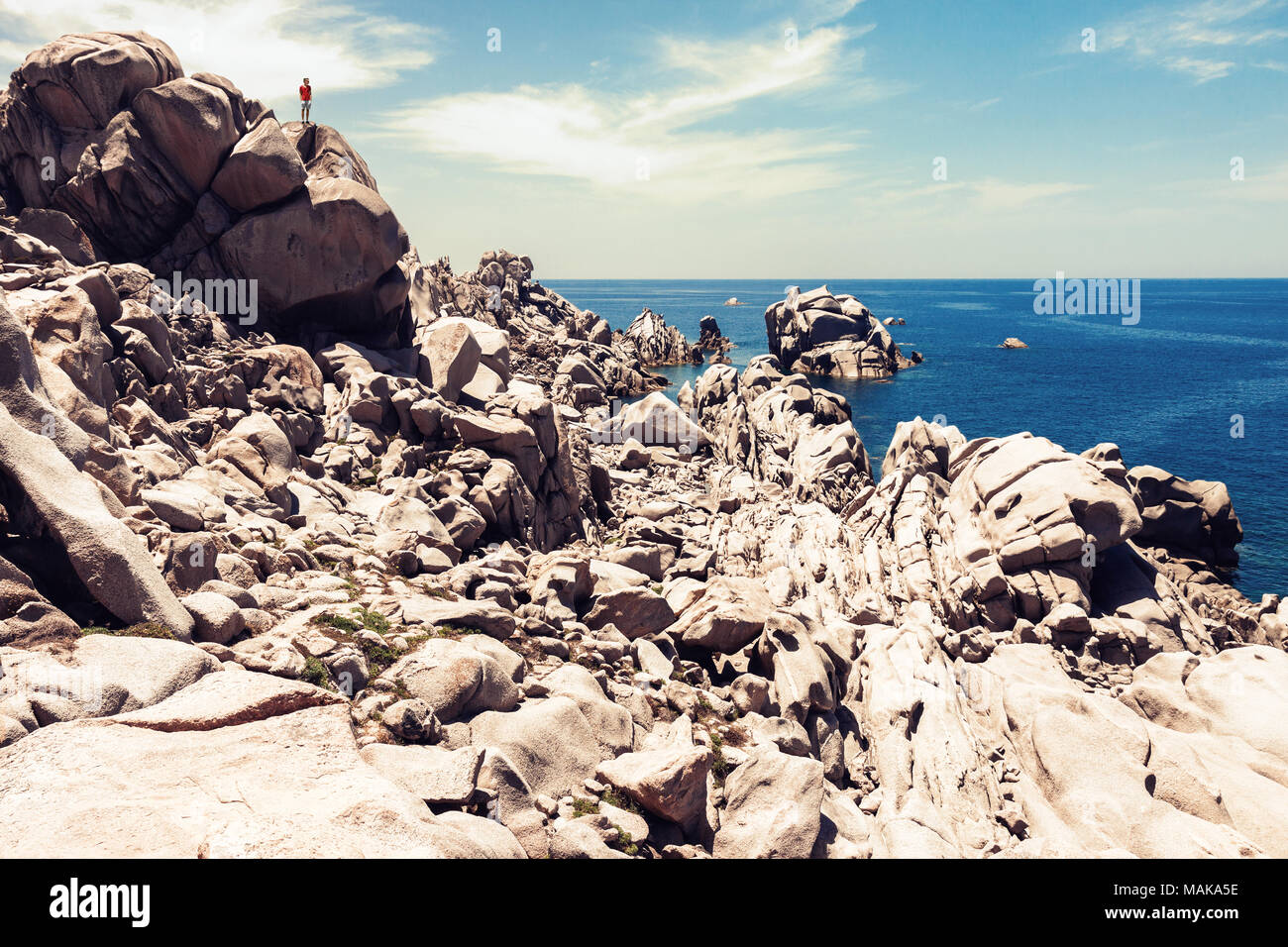 Natürliche Felsen Küste Landschaft mit kleinen menschlichen Figur in Capo Testa, Sardinien, Italien Stockfoto