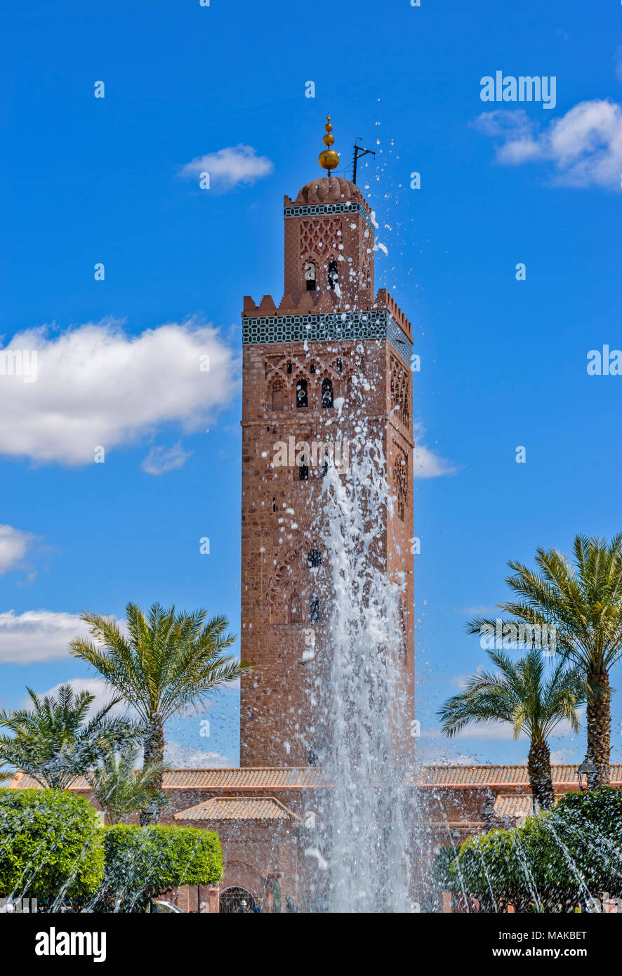 Marokko Marrakesch KOUTOUBIA TURM PALMEN und hohen Fontänen in der KOUTOUBIA GÄRTEN Stockfoto