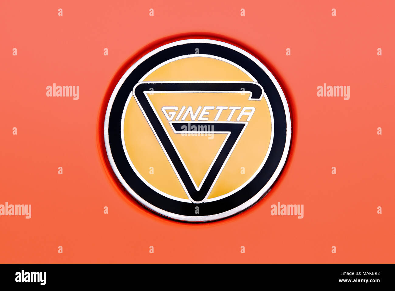 Foto der Ginetta logo und Abzeichen oder Kühlerfigur auf einem Ford Auto. Ginetta ist ein britischer Hersteller von Sportwagen und Rennfahrzeugen. Stockfoto