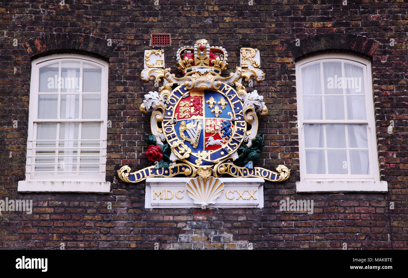 George III 3 Wappen über dem Haupteingang der historischen Dockyard Chatham, Medway. Stockfoto