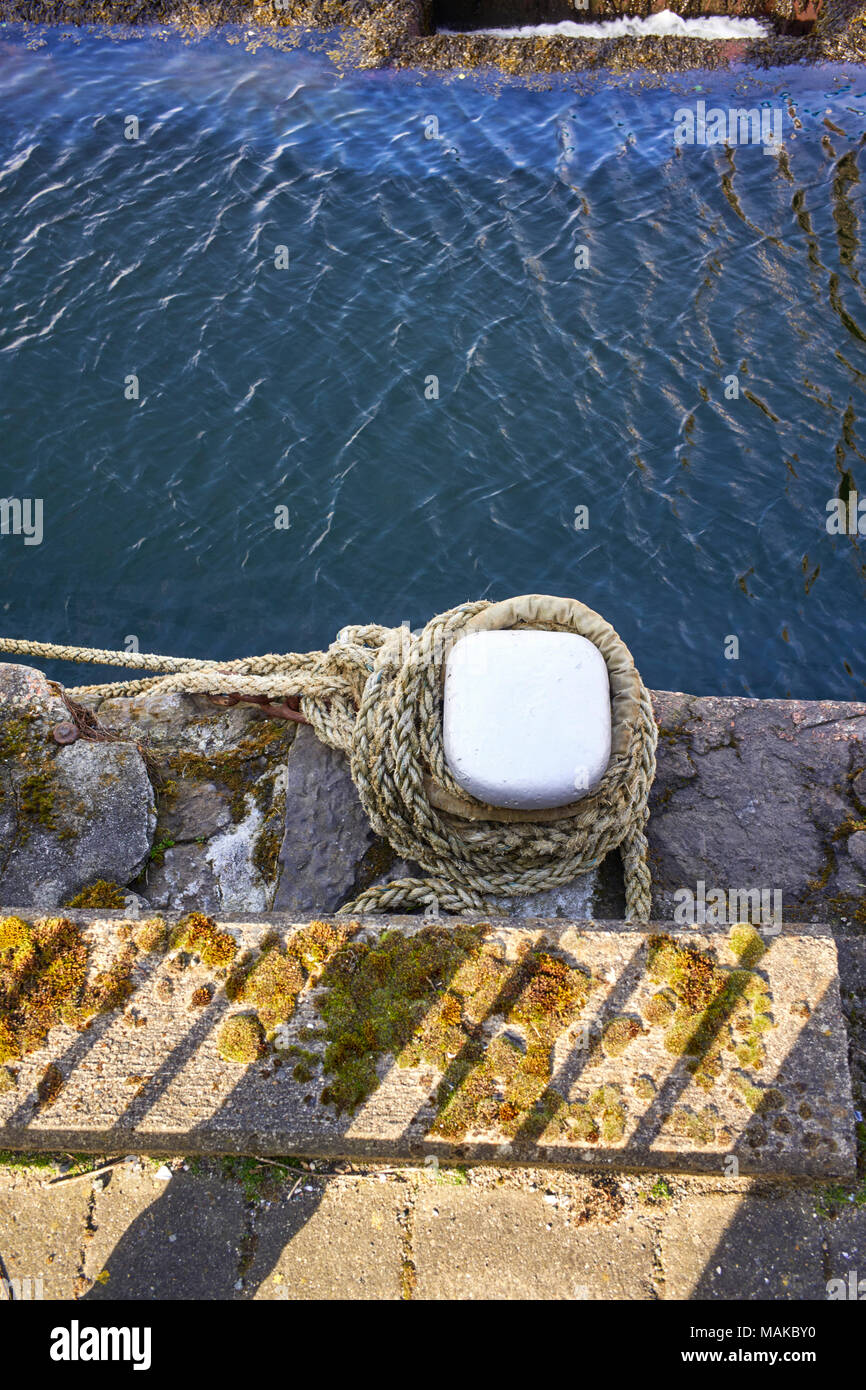Poller und Seil auf einem Stein Kai bei Douglas Hafen, Insel Man Stockfoto