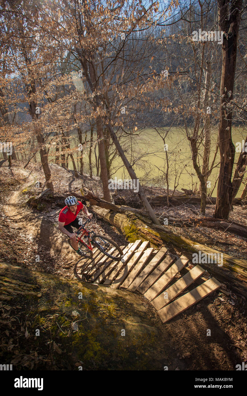 Ein Mountainbiker Fahrten entlang der Spur in Capital View Park, in Frankfort, KY. Stockfoto