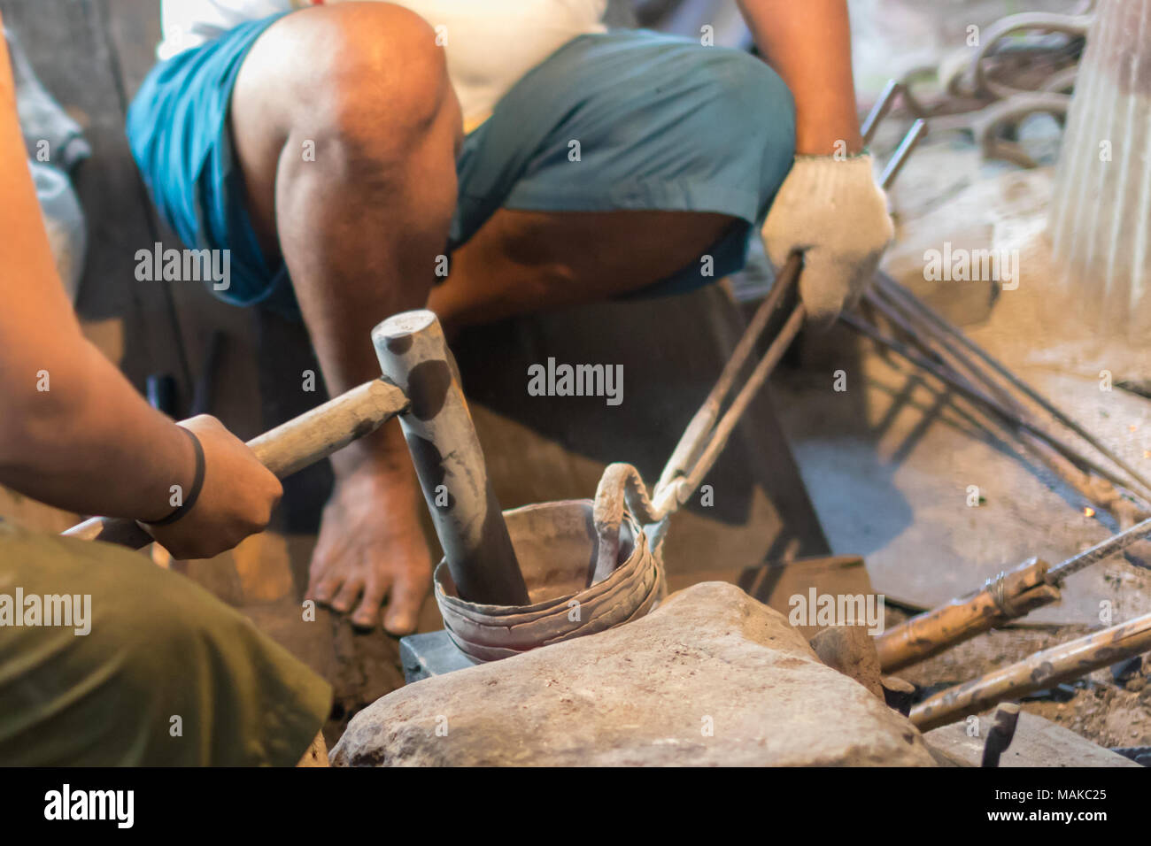 Männer machen Messingschalen. Stockfoto